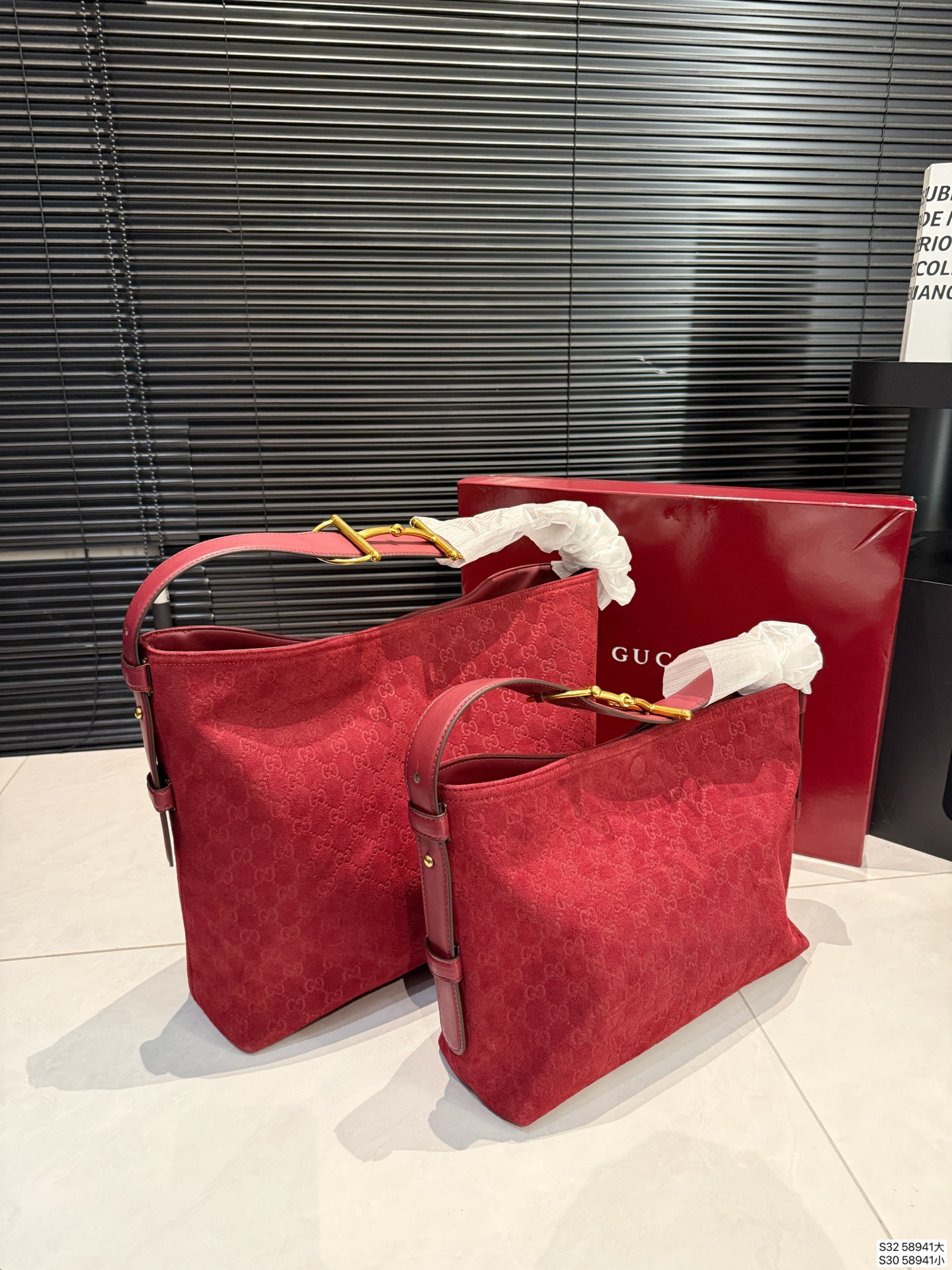 大号P210 小号P200 配盒子 纯皮酷奇Gucci Beatrix 【Gucci bestrix咖啡棕 轻享随行】✨ ▪️ 一抹浓郁咖啡色 沉淀时光的温柔 搭配秋冬焦糖系穿搭 自带高级滤镜 举手投足皆是质感 ▪️ 超轻量设计 重量仅如一部手机 肩颈自在无负担 通勤赶车步履生风 逛街出游轻如 尺寸大40 35 小34 27 货号58941