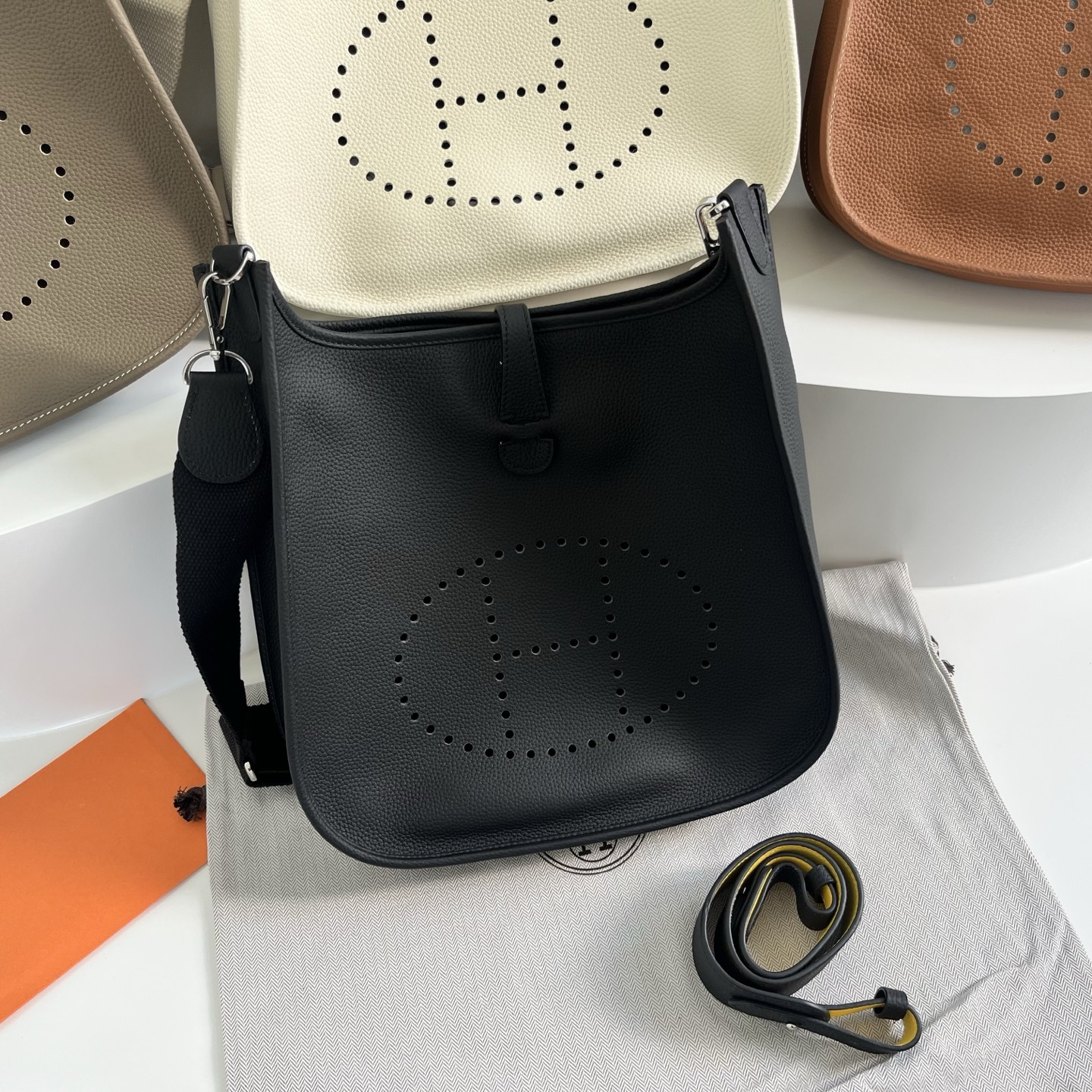 定制版29厘米💰258包邮‼️礼盒➕20 伊芙琳29cm慵懒的刚刚好！ 都说这个包冷门，但实物真的越耐看 ，这款更休闲更飒，百搭随性，简约大气的慵懒感一下子拿捏住了！实用主义者必备大包！容量太nice啦👍 贴心的宽肩带可以减轻重量，放松肩膀～ 多种背法，男女都可驾驭！ 更加适合高个子宝宝哦～随意一挎就能出门 尺寸：29&times;30&times;8cm