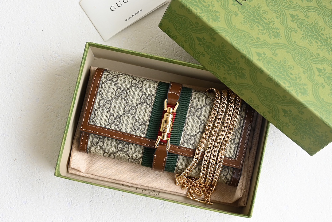 💰328包邮‼️ 😊 GG Jackie1961系列链条包 喜欢小链条包首选是 它可以当钱包，也可以当包包 能放12张卡➕完整的大钞，还可以放手机 钱包款加上链条，一个包钱得两个，划算！ 五金扣和链条，包括它的拉链头和D字扣 全部都是用全钢五金⚠️ 原厂皮➕原厂对色牛仔料 别看它小小一个，伺候着它的都是高级货❗️ Size：19&times;10&times;3.5cm #652681m