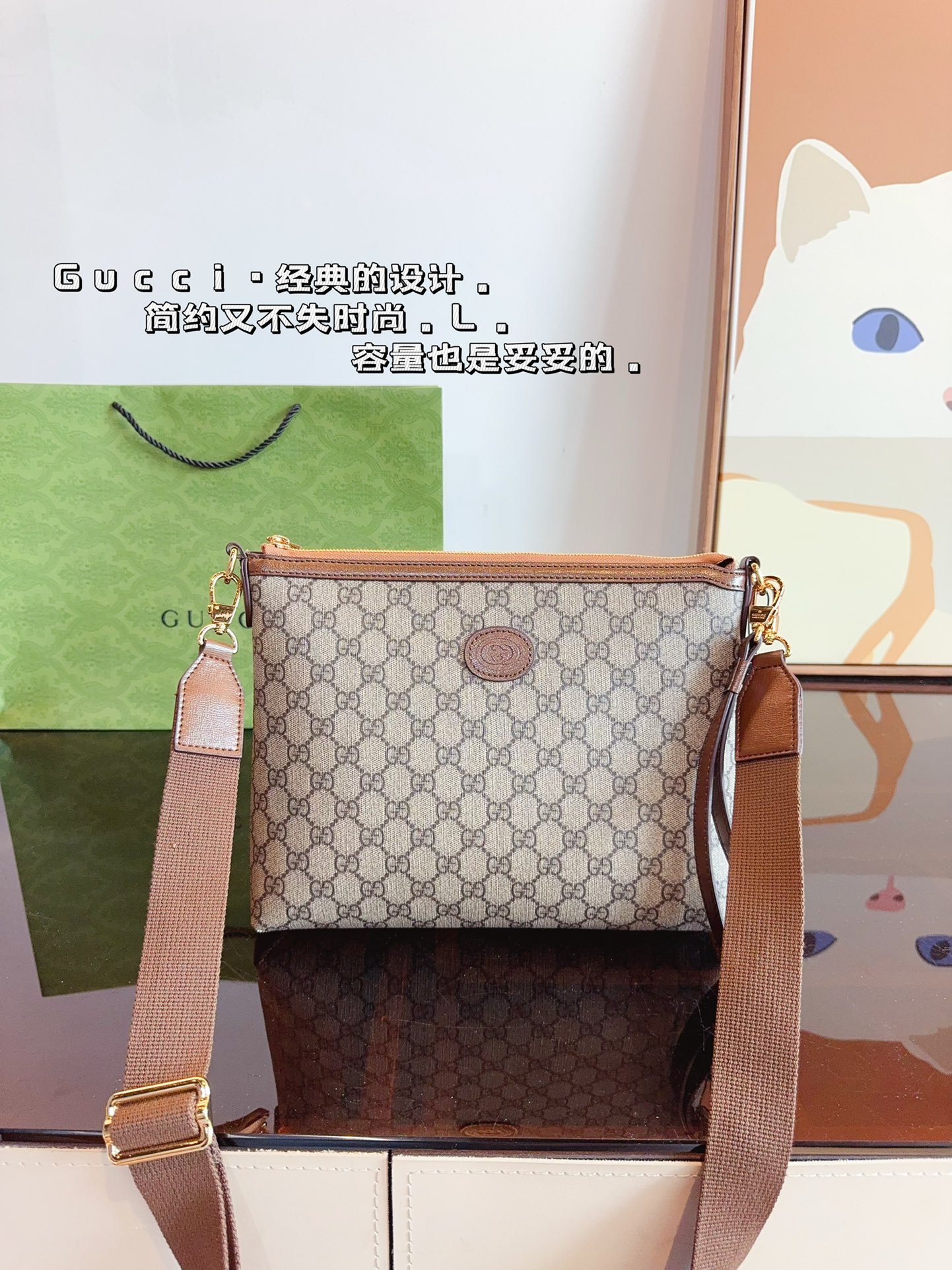 P160 GUCCI酷奇ophidia斜挎包. GG男包来咯～ 随着时间成长，压花也是经久耐看且永不过时的元素 这款包包造型小巧，依旧是复古的调性，方方正正的包型很好搭配衣服，可斜挎可作为手拿包，日常休闲和商务场合都可以驾驭，撞包率也很低，包身整体也很轻便，简约低调有质感尺寸：26*3*23cm