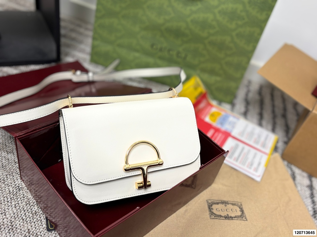 p185 礼盒包装 Gucci Siena系列背包延续了Gucci经典马衔扣这一标志性元素的演变。这款肩背包选用精细光面皮革匠心打造，挺括造型融蕴源自20世纪70年代的半马衔扣搭扣设计细节。搭配金色调配件，内部衬里设有三层接档与一个拉链口袋。 尺寸22.17