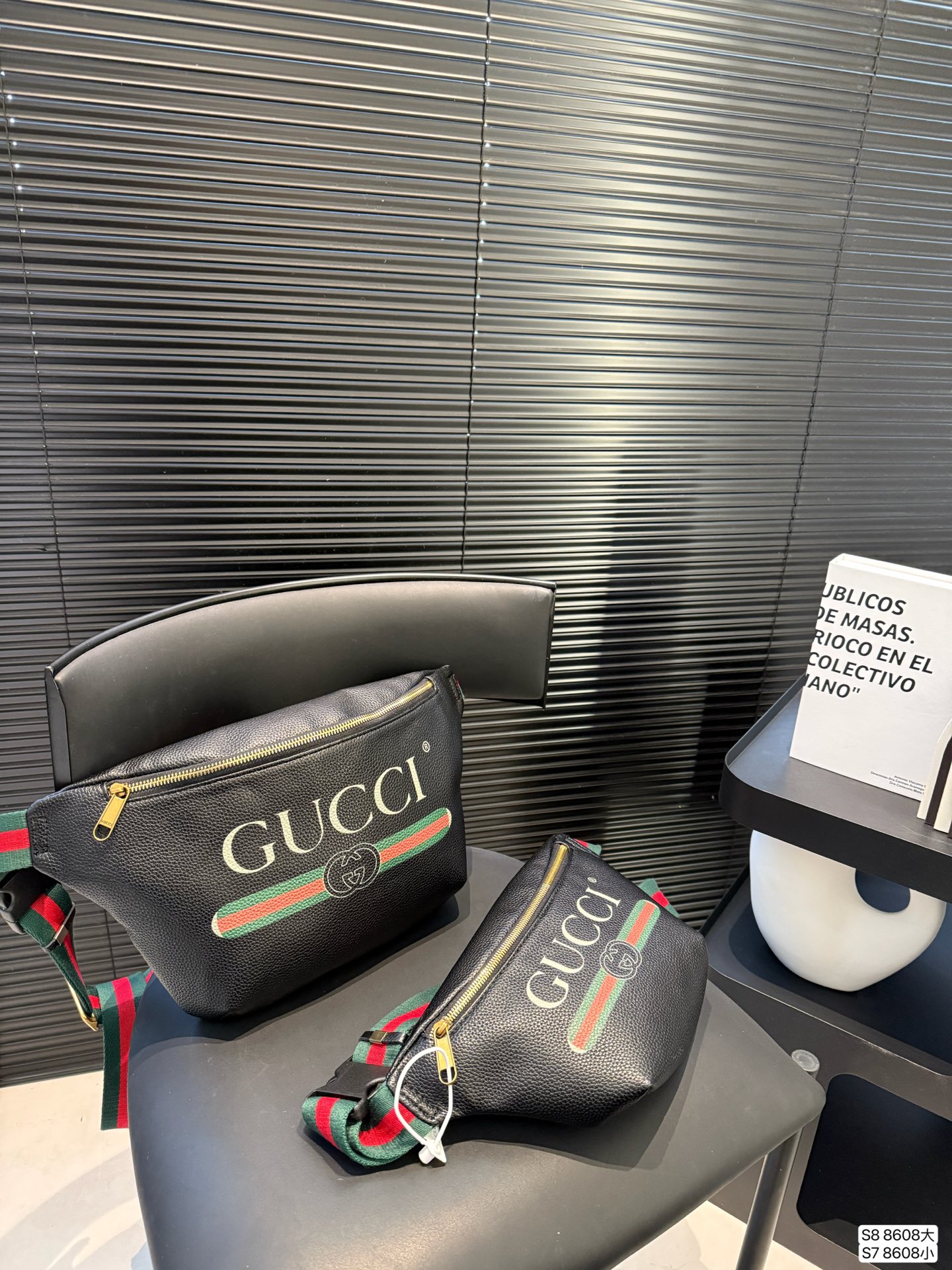 大号P90 小号P85 酷奇胸包 今年腰包胸包真的超级火 hot到不行的腰包|经典大牌明星同款 胸包重回时尚圈也不是一天两天的事情了，但没想到的是竟然越来越火 胸包不仅仅只是满足功能性的需求 更是为你的时髦度添砖加瓦 要说胸包最大的优点就是解放双手 把它挂在胸前百搭无压力 超多时髦的人都用它来凹造型了尺寸：大号38 23 小号31 17 货号8608