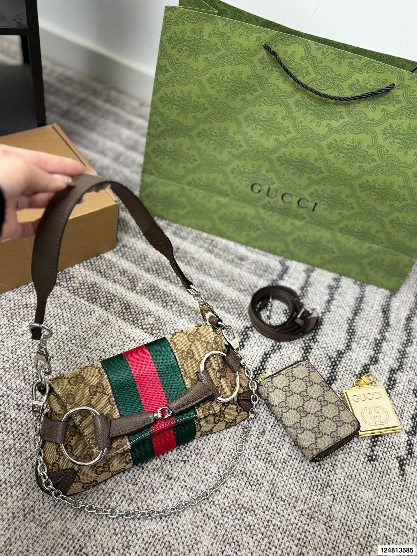 P175折叠盒⚠️尺寸27.13 酷奇GUCCI Horsebit Chain法棍包 经典再现，时尚果然是个轮回 复古的设计加上显眼的马衔扣 是初春到深冬都钟爱的时髦感 多种背法出街，感觉就像在街上走秀！ 恰到好处的优雅！