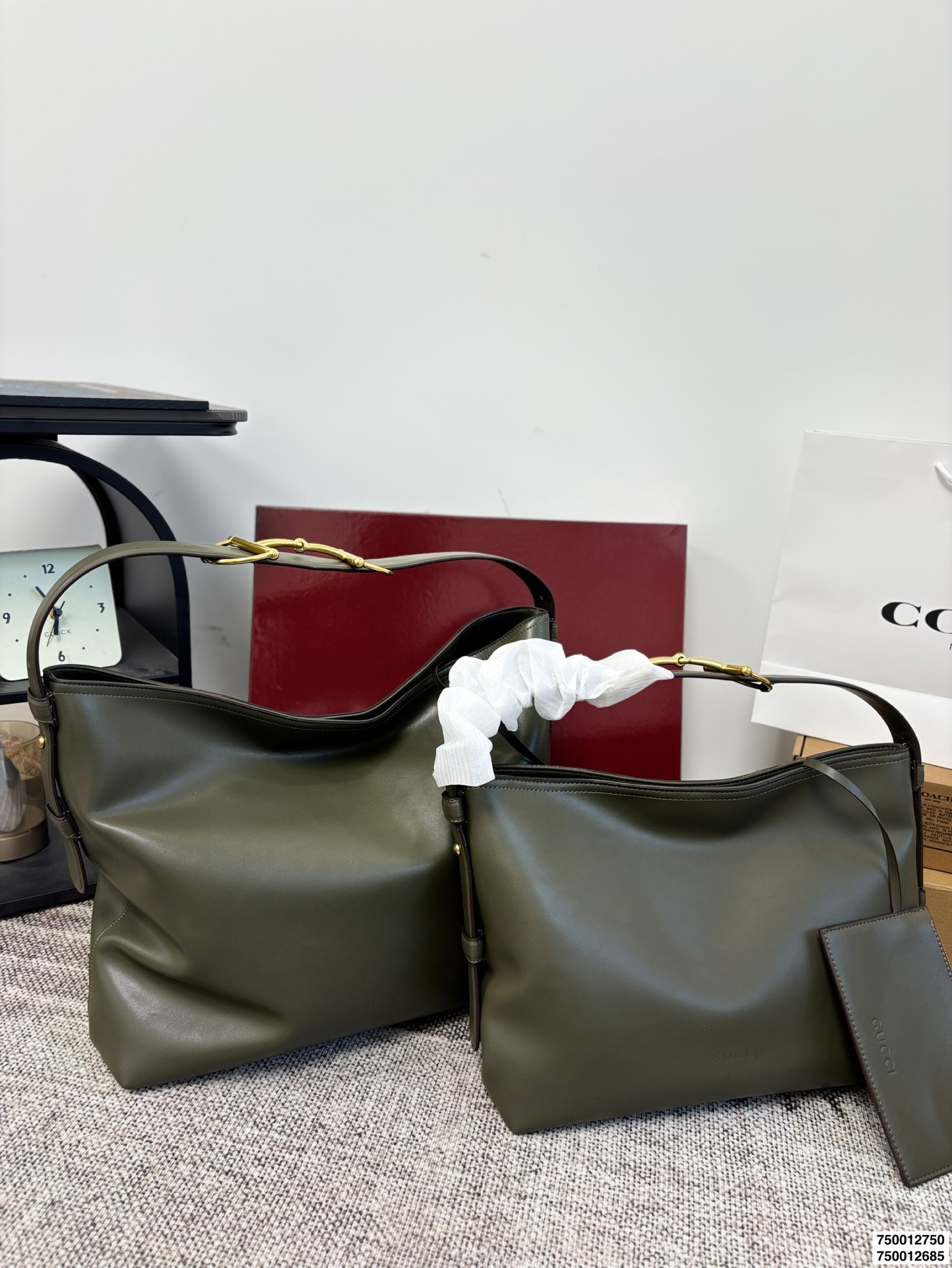 大号P190 小号P185 配盒子 酷奇Gucci Beatrix 【Gucci bestrix咖啡棕 轻享随行】✨ ▪️ 一抹浓郁咖啡色 沉淀时光的温柔 搭配秋冬焦糖系穿搭 自带高级滤镜 举手投足皆是质感 ▪️ 超轻量设计 重量仅如一部手机 肩颈自在无负担 通勤赶车步履生风 逛街出游轻如 尺寸大39 36 小34.5 28