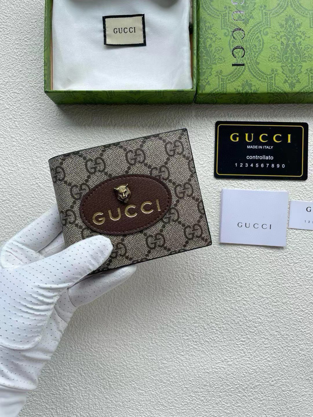 📢📢📢p85 爆款GUcci以GG Supreme高级人造帆布打造的复古风格小皮件系列，椭圆形皮革标牌饰有金属猫科动物头像，是品牌近期大热的标志性元素。以黄色皮革装点全拉链钱包的内里。 款号473954 材质：PVC配皮 颜色：咖配黄 尺寸：11*10*1.5💥