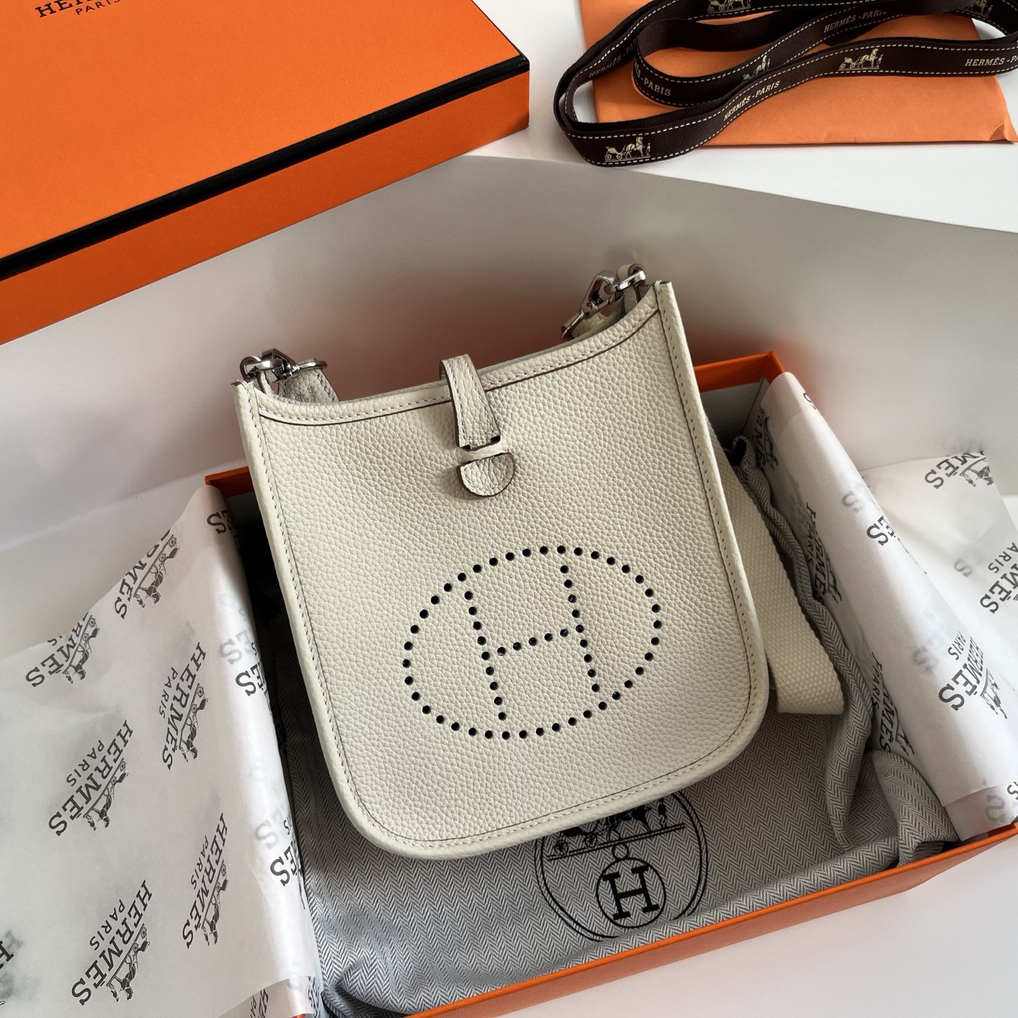 定制版16厘米💰190包邮‼️配盒 一年四季都能背的包包，推荐mini伊芙琳 伊芙琳真的很基础很百搭 特别是经典色怎么背都不会出错，每当我不知道背什么包的时候，mini伊芙琳永远是我的首选！ 尺寸：16&times;16.5&times;8cm