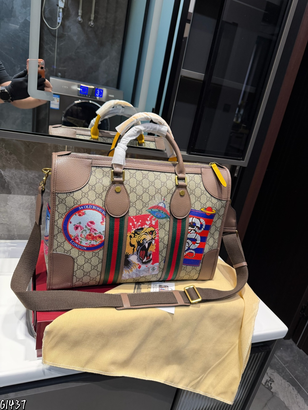 ❤️p175❤️ 这款旅行包采用更大尺寸焕新诠释，为《Exquisite Gucci》系列旅行精选增添别样魅力。条纹织带和双G配件装饰以品牌典藏元素突显整体廓形