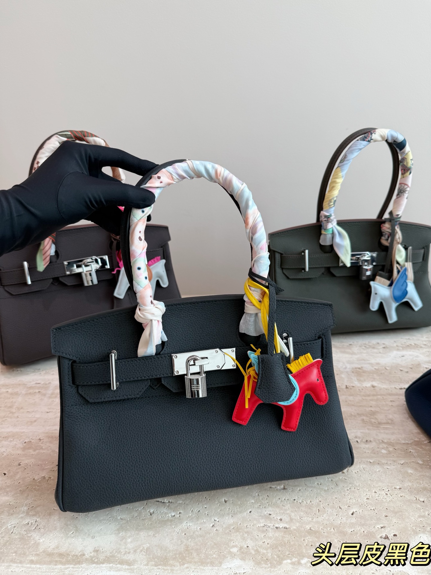 P330 爱马仕Birkin 30黑银手袋​​ 🖤这款Birkin 30黑银手袋，采用黑色Togo小牛皮+银色金属扣，简约大气超有质感✨。30cm容量刚好，通勤日常都能装。手柄缠丝巾，时髦又护手，细节满分！Birkin系列以精湛工艺和稀缺性著称，黑银配色低调高级，百搭不挑衣服，是爱马仕经典款，收藏和实用兼备💼。配盒子