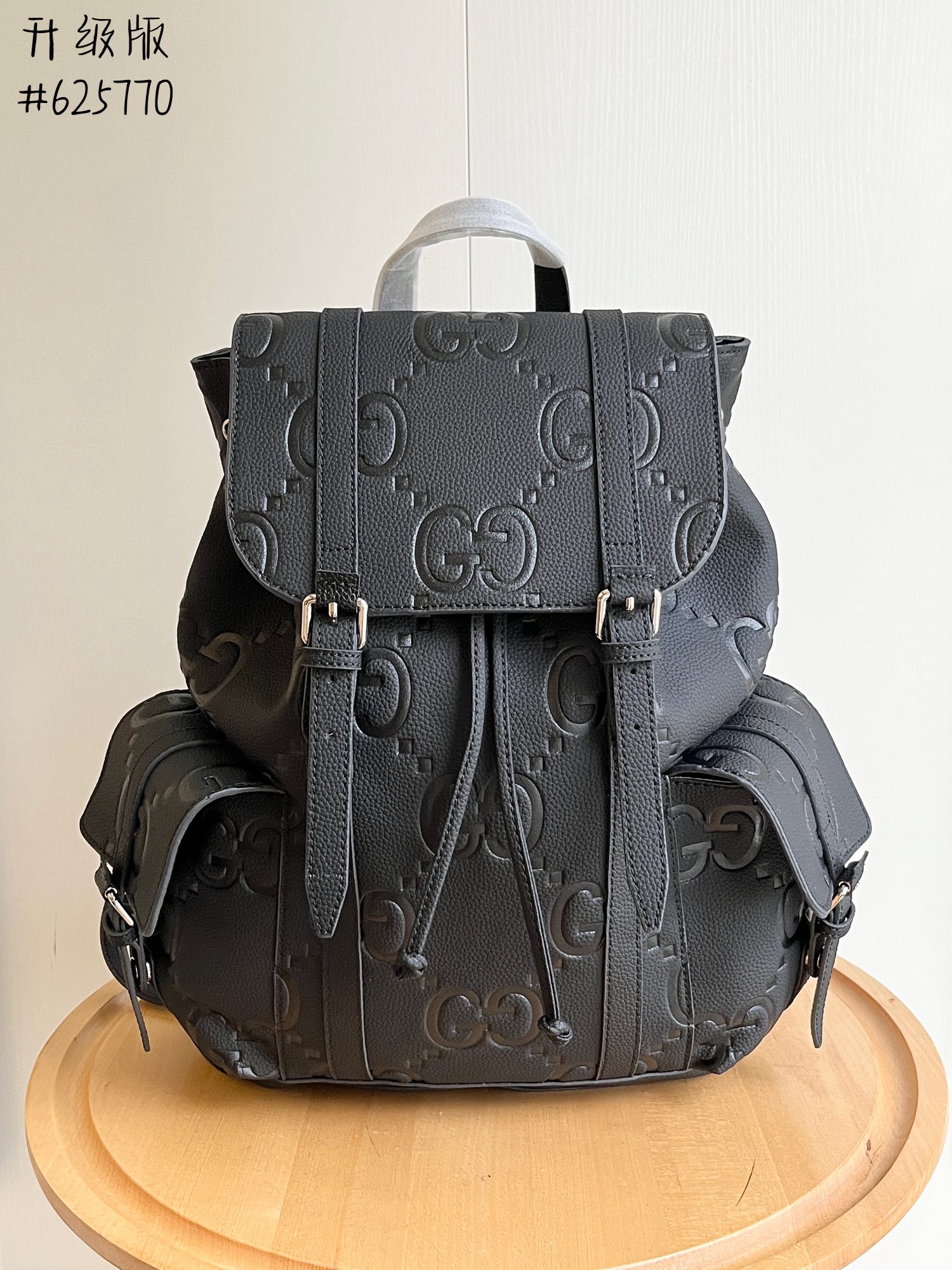 实拍#💰280 款号：625770 34x41x12cm：34x41x12cm 以其柔软和稍微有光泽的完成而闻名，gg 皮革在今年秋季前的系列中运用了纹理，在黑色穿孔皮革基座上压花了房子的徽章。 这款背包有多个外部和内部口袋，包括一个带衬垫的笔记本电脑包和智能手机套。 功能性的带扣关闭器有额外的磁扣，可以方便地打开。