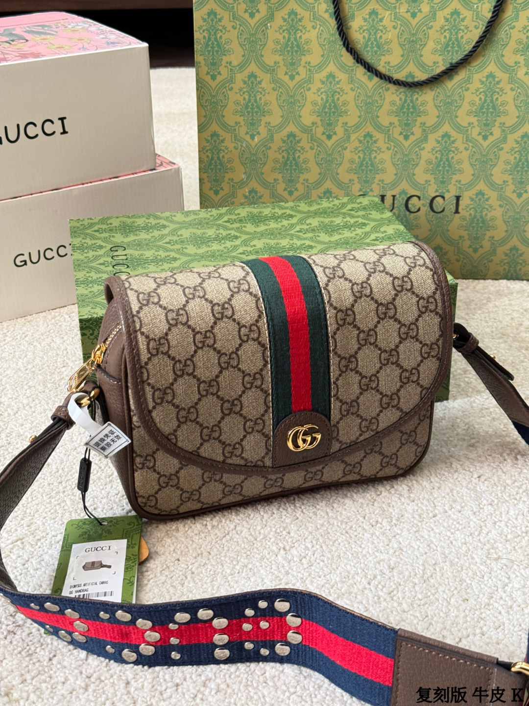 复刻版 牛皮 p195 Gucci GG Supreme帆布单肩包 sGucci GG Supreme帆布单肩包，经典双G老花帆布+棕色皮革饰边，复古又时髦艹。肩带是红绿蓝织带，点缀金属铆钉，超有个性！尺寸适中，通勤休闲都OK，拉链开合更安全。GG Supreme帆布耐磨防水，百搭不挑衣服，时尚实用两不误~ 尺寸 22 15cm