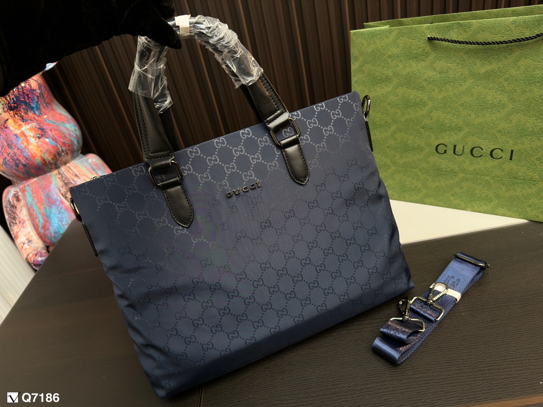 💰100 gucci 酷奇新款男包推荐 男包推荐: reverse eclipse Christopher ,nylon soft trunk, utility 邮差包。 目测爆款我觉得比女款更加简约.和潮流,女生也可以背哦,而且容量可 中国独家提前上市,大家快去联系你们的sales抢货吧 尺寸37.29cm