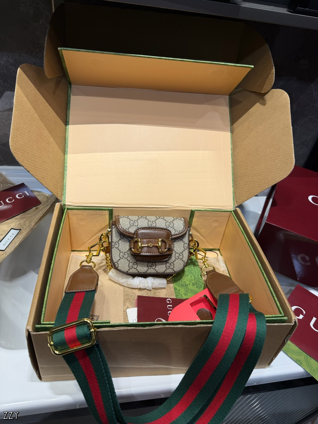 ❤️p125（礼盒包装）❤️ 女明星推荐Gucci horsebit1955超mini马 鞍包这个包有两条肩带，一条链条带.一条经典红绿织带！专柜常青藤稳稳的马衔扣、出一个火一个超mini马鞍包更为无敌友好的Size~最牛B的超贴心设计两条肩带任意搭配！实在太屌了！不后悔系列闭眼剁手买～12*4*9cm