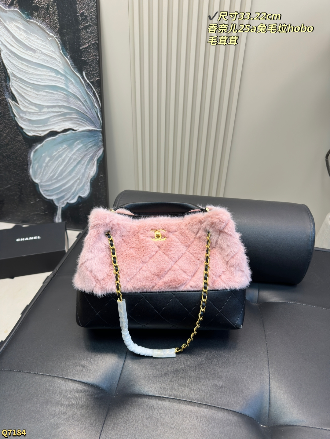 💰200 尺寸33.22cm 香奈儿25a兔毛hobo托特 25A高级手工坊上新 有点东西 早早被预告吸引的一只包包👜 收到实物真的太惊艳了 单肩手提怎么背都好看 而且巨轻！ 这个尺寸150+以上身高都可以背！ 秋冬搭大衣 巨时髦 太适合凹造型了