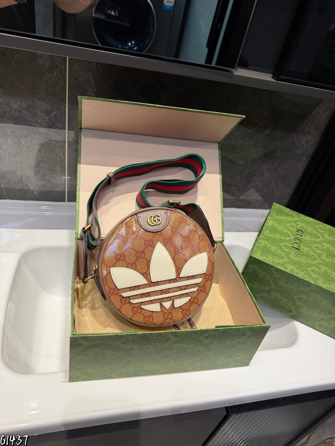 ❤️p130（礼盒包装）❤️ gucc！酷奇 今年圆形包比较多，考虑到容量的话老花家圆饼包是个不错的选择哦，可以说内外兼修啦圆饼包颜值高实用性真的不赖的尺寸20.6.20