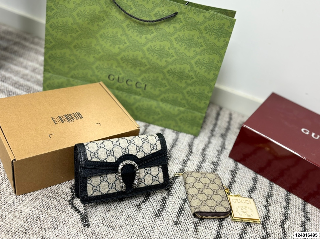 p165 配折叠礼盒 Gucci 新配色 燕麦色 Nano 酒神 新品 Zp售价&yen;27,400 如果包包只能选一个你们就买这个迷你酒神就可以了 我给你们种草图 看看他有多a多飒 女孩的本命包 复古系列更让年轻女孩们心动💓 装不了东西没关系 好看就行了！！ 尺寸：17*10