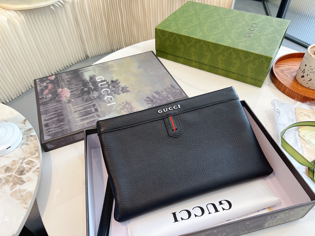 ❤️p115（礼盒包装）❤️牛皮 gucci 男士经典手包 细节实拍这个应该是古驰男士手拿包里面卖的最好的产品之一了第一是因为外表颜值~整体经典第二是因为大小宽度，非常能装东西 车钥匙、家里钥匙，大串大串地都没问题~日常办公材料啊甚至鼠标也是可以的! 性价比特别高~非常推荐!尺寸28.18