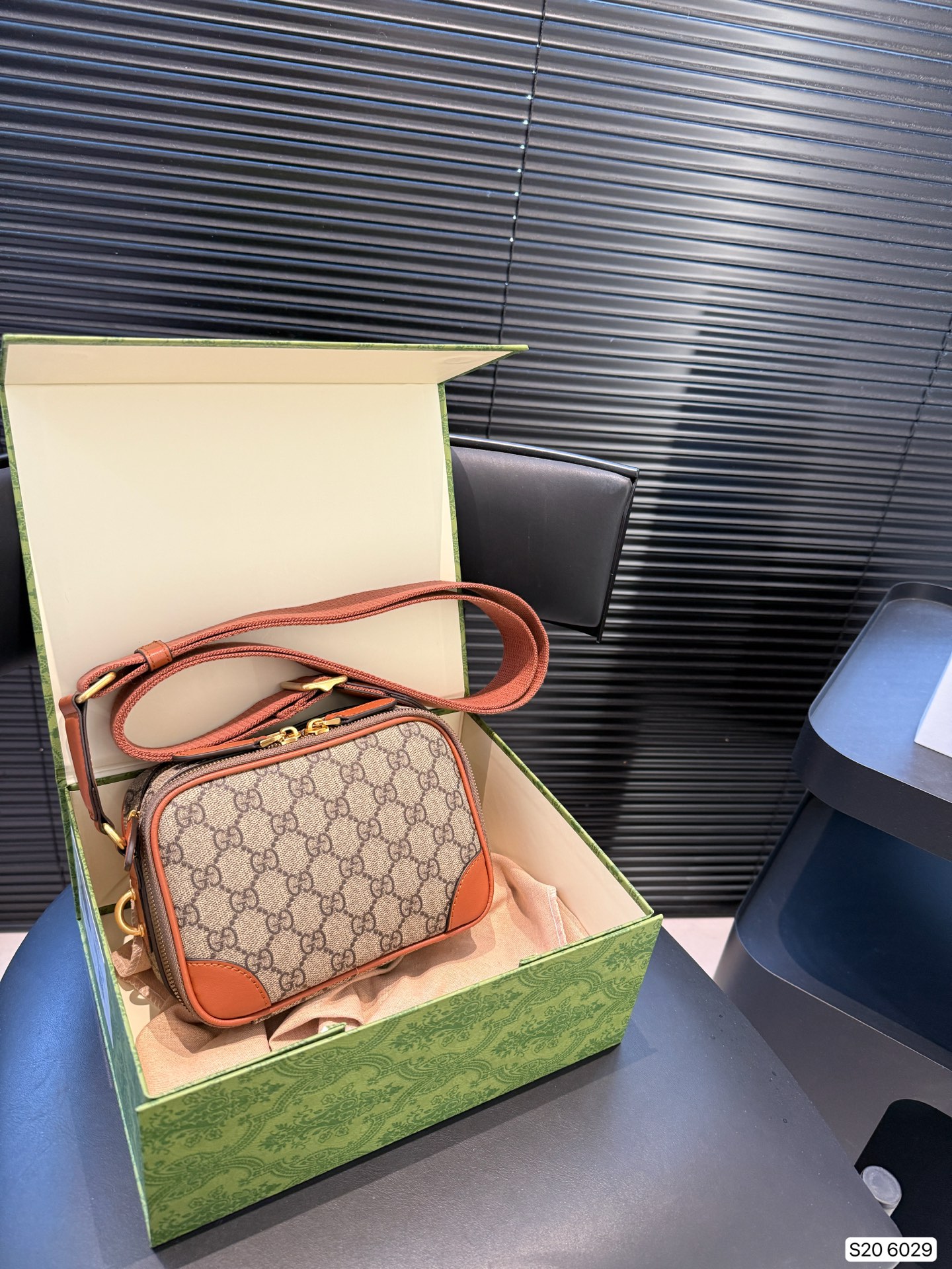 P150 Lv男士邮差 男包分享0LouisVuitton单肩包 路易威登LouisVuitton比起非常火邮差包这一款lv男士单肩包可以说非常低调了，这款呢低调稳重，日常休闲也搭得来也可斜挎尺寸18.5 13 货号6029