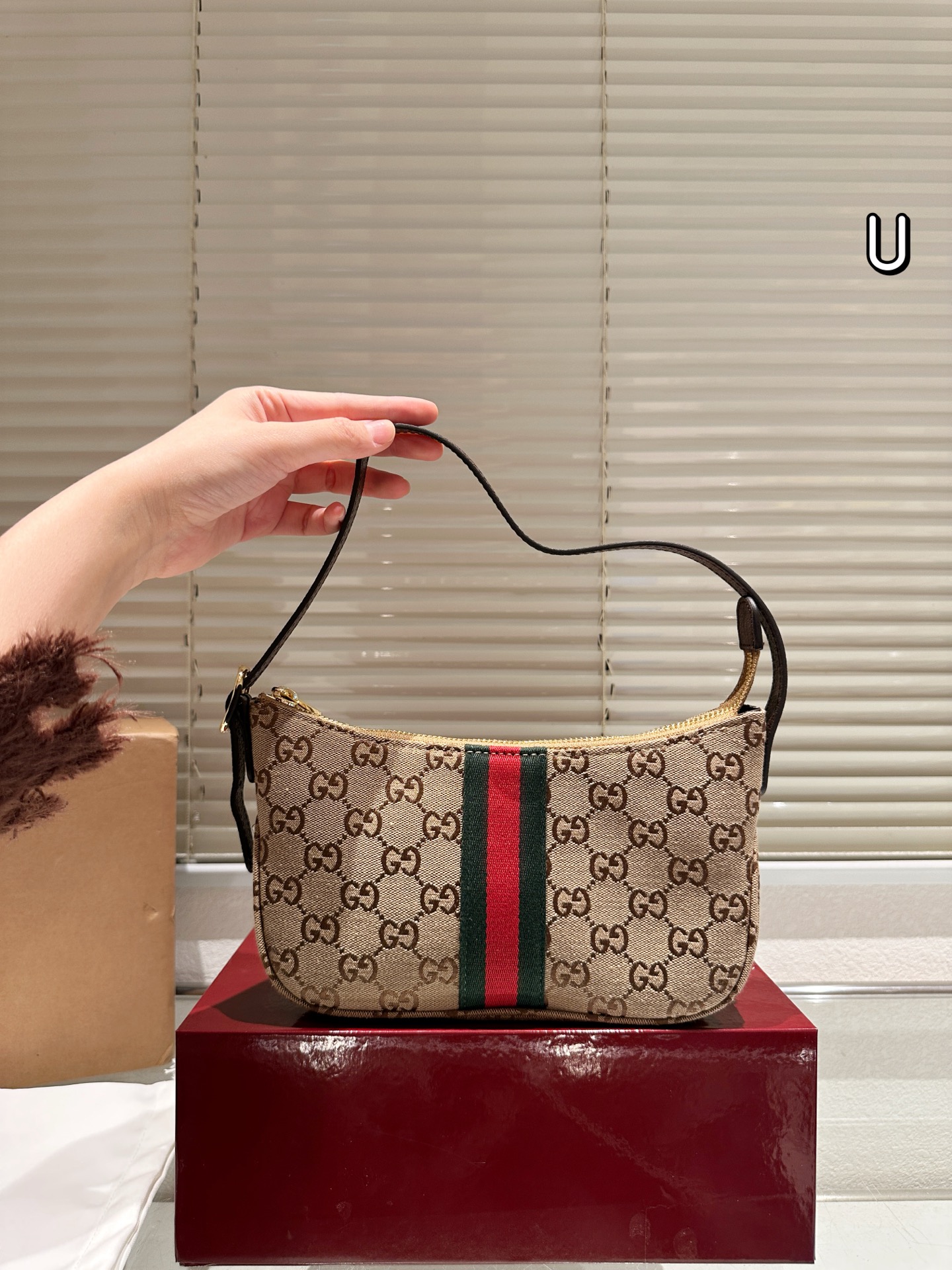 复刻版 P145 Gucci Demna系列迷你单肩包​​ 👜Gucci 迷你单肩包，深棕帆布+双G织带，红绿条纹超有辨识度！复古优雅，迷你尺寸轻便出行，手机钥匙都能装下✨。肩带可调节，单肩斜挎都OK，百搭又实用。灵感来自罗马经典建筑，细节精致，日常通勤或休闲都能轻松驾驭，是Gucci热门入门款，复古控必入！💼 尺寸23.14