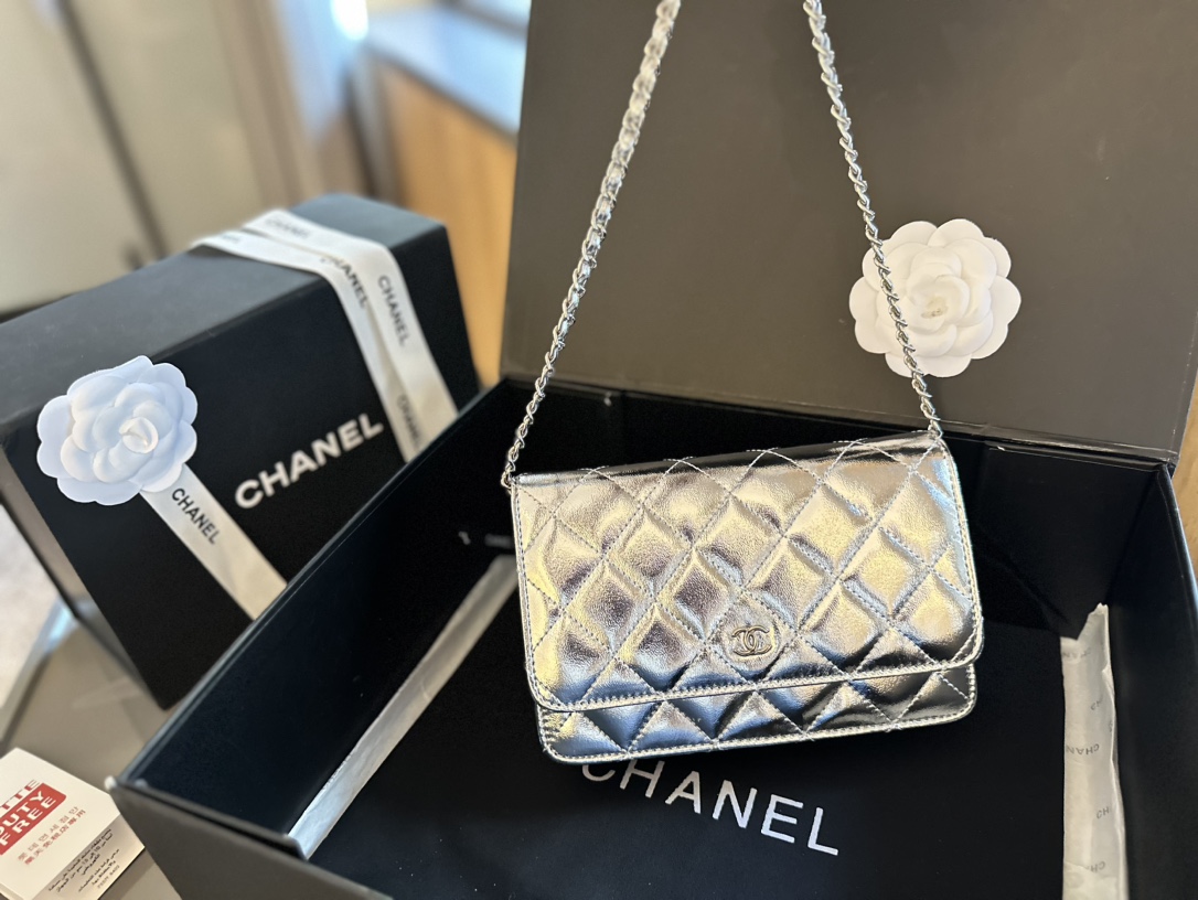 p130 折叠礼盒包装装 CHANEL 香奈儿发财包 入门级小挎包 香奈儿woc新款发财包 可斜挎单肩 链条可收入包内作为手包使用💪 上身后超显大气， 别看小小的 这个很能装哦 小巧实用 人手必备 上身效果超好 尺寸: 19.12