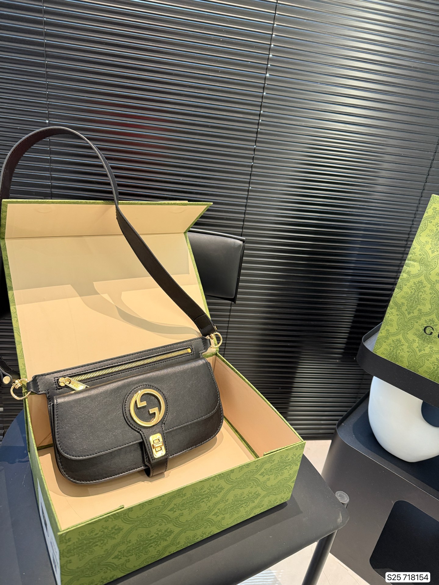 P175 配飞机盒折叠盒子 酷奇胸包 颜值特别高 低调不失优雅 谁背谁好看 男女通用 尺寸23.5 16 货号718154