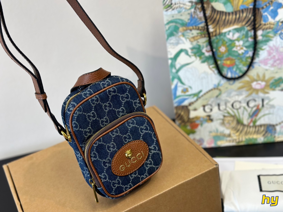 &yen;145全套包装 报告！GUCCI虎头手机包真是太太太可爱了吧 怎么能拒绝x这么一只可可爱爱的小包包呢 GUCCI新出的虎头手机包真是一眼就爱上延续经典的虎头系列 搭配柠檬黄的手柄真的要太夏天老花配色也永远不会过时 最主要性价比真的不要太高！别看是一只手机包容量非常乐观我手机是iphone11promax完全可以装入还有多的空间放纸巾 钥匙等 虽然是男包 女生也完全可以驾驭 推荐推荐！12*18cm