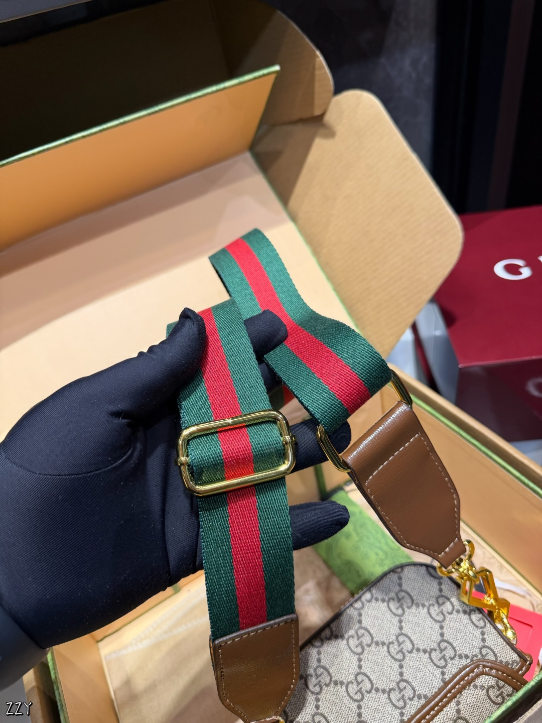 ❤️p125（礼盒包装）❤️ 女明星推荐Gucci horsebit1955超mini马 鞍包这个包有两条肩带，一条链条带.一条经典红绿织带！专柜常青藤稳稳的马衔扣、出一个火一个超mini马鞍包更为无敌友好的Size~最牛B的超贴心设计两条肩带任意搭配！实在太屌了！不后悔系列闭眼剁手买～12*4*9cm