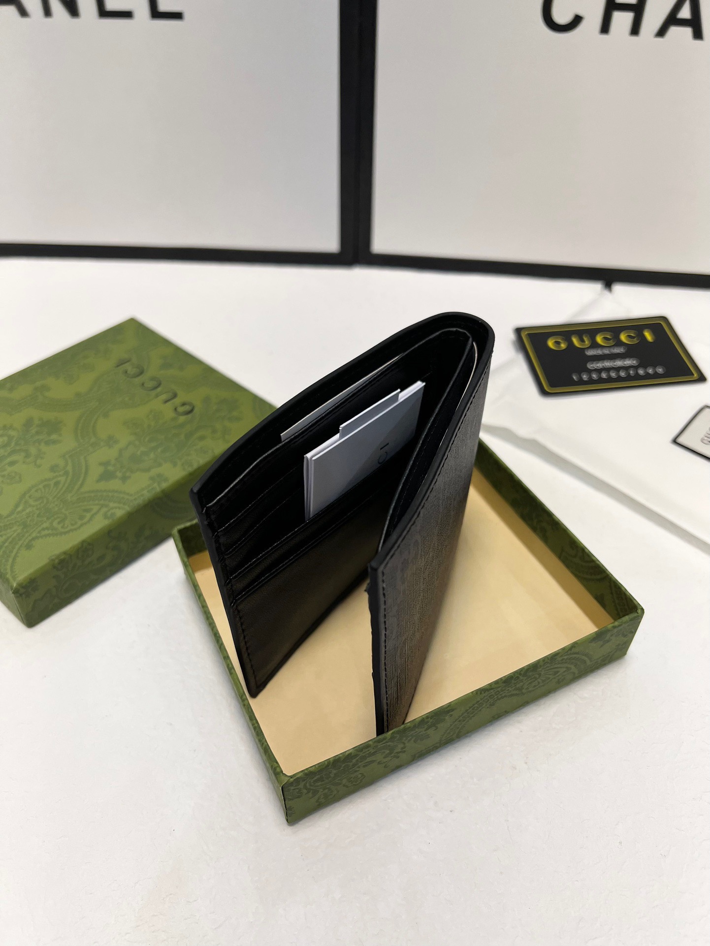 P70🎀颜色 黑 咖🎀尺寸 11x10🎀型号 451268🎀GUCCI最新爆款印花短夹钱包🐝小蜜蜂出货，官网同步🔥火爆登场🔥精致手工制作