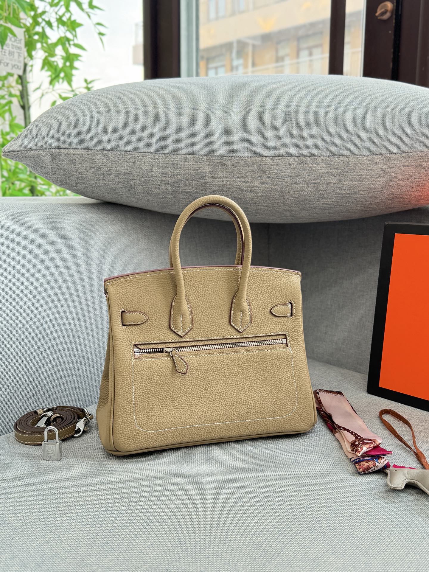 头层牛皮大💰285 头层牛皮小💰265 size：30&times;21.5/25&times;19 HERMES爱马仕 Birkin 机车摇滚风 铂金包手提包 荔枝纹 复古灵魂！口袋拉链牛皮铂金包超迷人 被我挖到宝了！这款中古款口袋拉链头层牛皮铂金包，满满的岁月韵味。 头层牛皮柔软又耐磨，纹理尽显质感。独特口袋拉链设计，方便实用还增添设计感。 背上它，瞬间变身复古女郎，日常通勤、约会出街，轻松成为焦点，简直是提升气质的神器。