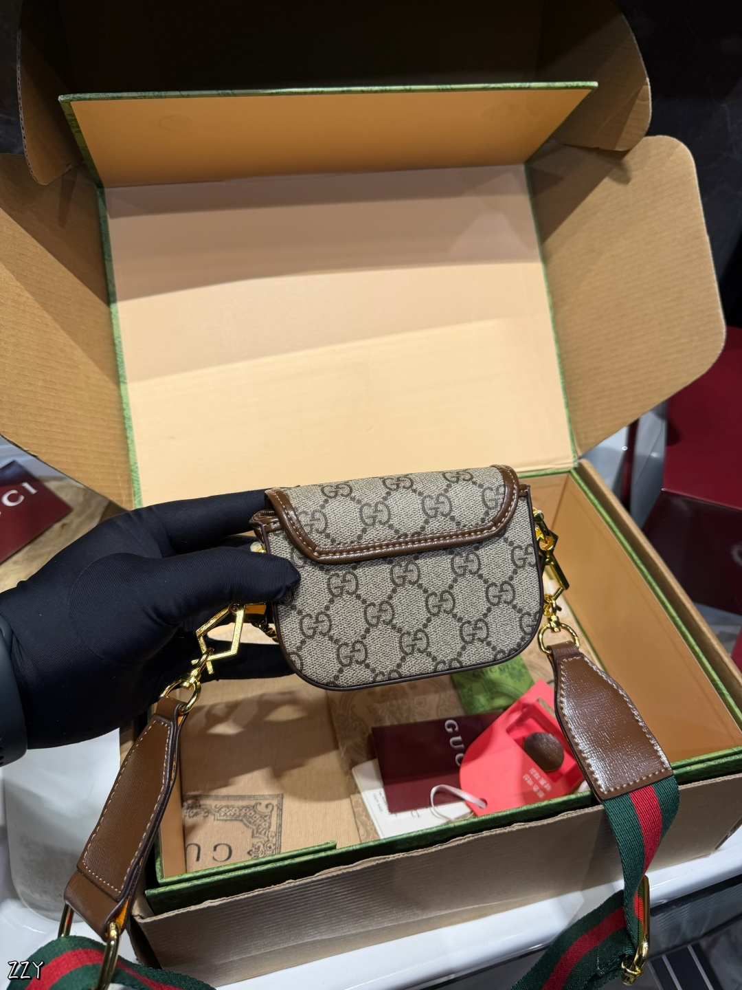 ❤️p125（礼盒包装）❤️ 女明星推荐Gucci horsebit1955超mini马 鞍包这个包有两条肩带，一条链条带.一条经典红绿织带！专柜常青藤稳稳的马衔扣、出一个火一个超mini马鞍包更为无敌友好的Size~最牛B的超贴心设计两条肩带任意搭配！实在太屌了！不后悔系列闭眼剁手买～12*4*9cm