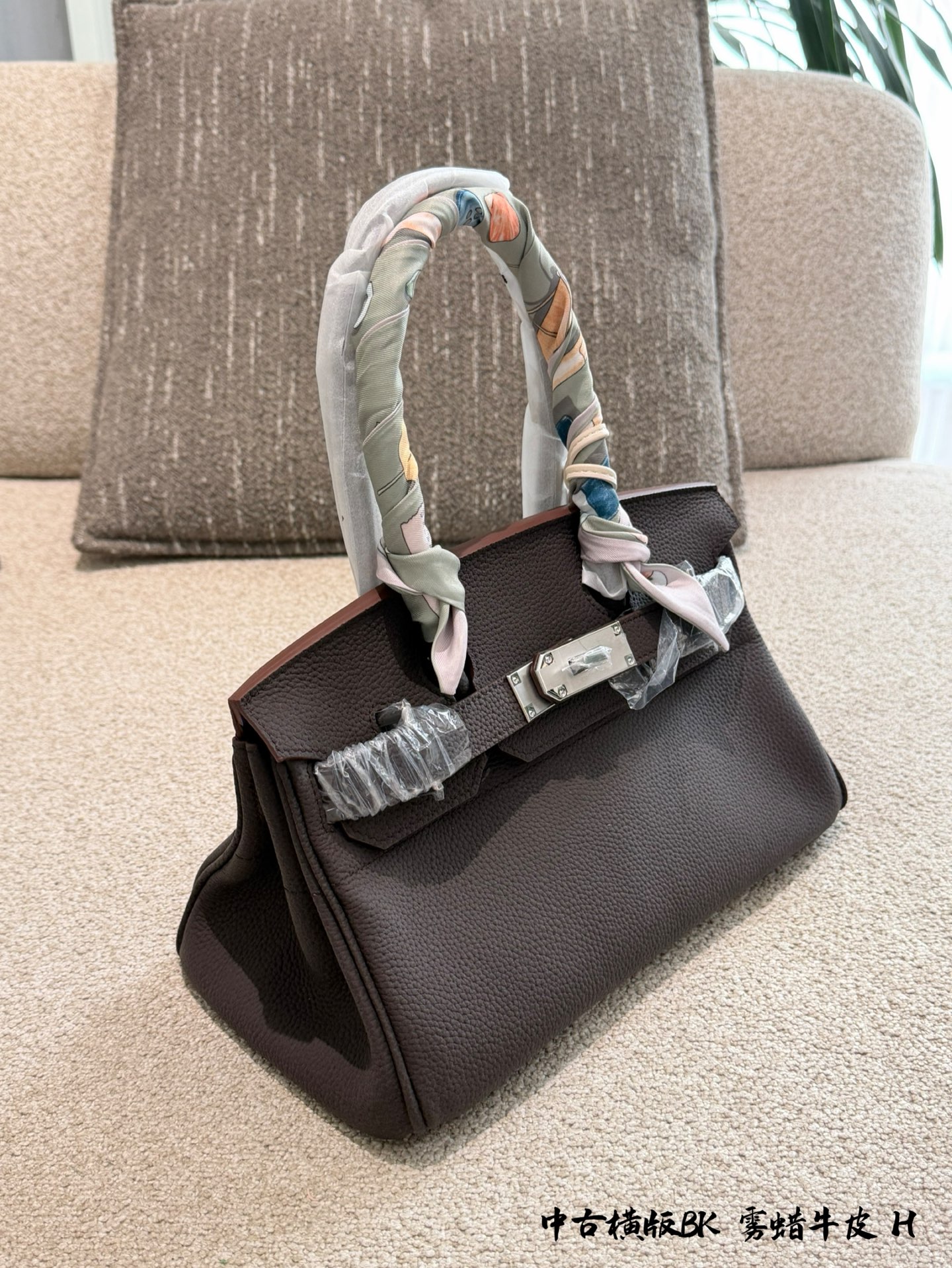 p335 爱马仕Birkin 30手袋​​横版 🖤这款Birkin 30手袋，采用雾蜡牛皮小牛皮+银色金属扣，简约大气超有质感✨。30cm容量刚好，通勤日常都能装。手柄缠丝巾，时髦又护手，细节满分！Birkin系列以精湛工艺和稀缺性著称，黑银配色低调高级，百搭不挑衣服，是爱马仕经典款，收藏和实用兼备💼。配盒子