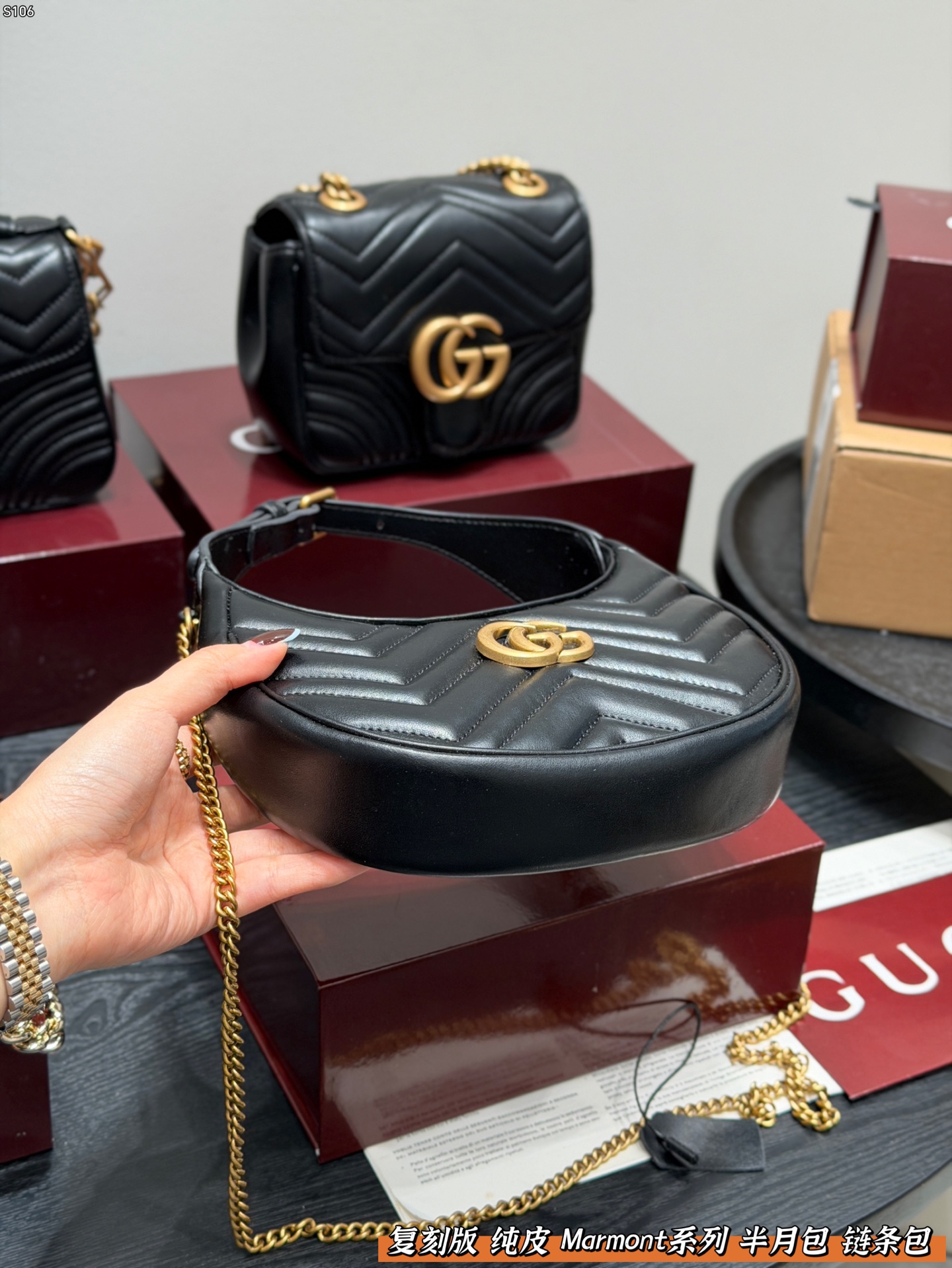 P160 全套礼盒包装 复刻版 牛皮版本！ Gucci Marmont 黑金半月包腋下包新月形设计！woc 链条包 配以双G金属配件。 可滑动链条肩带有多种背法， 可在肩背和手提之间自由转换。 采用波浪纹绗缝皮革， 尺寸 21.5*11cm