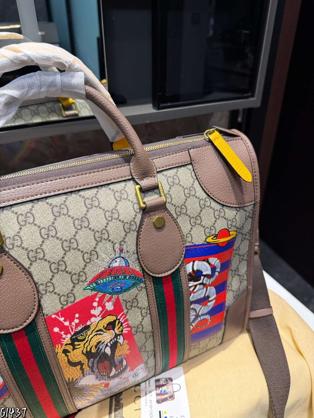 ❤️p175❤️ 这款旅行包采用更大尺寸焕新诠释，为《Exquisite Gucci》系列旅行精选增添别样魅力。条纹织带和双G配件装饰以品牌典藏元素突显整体廓形