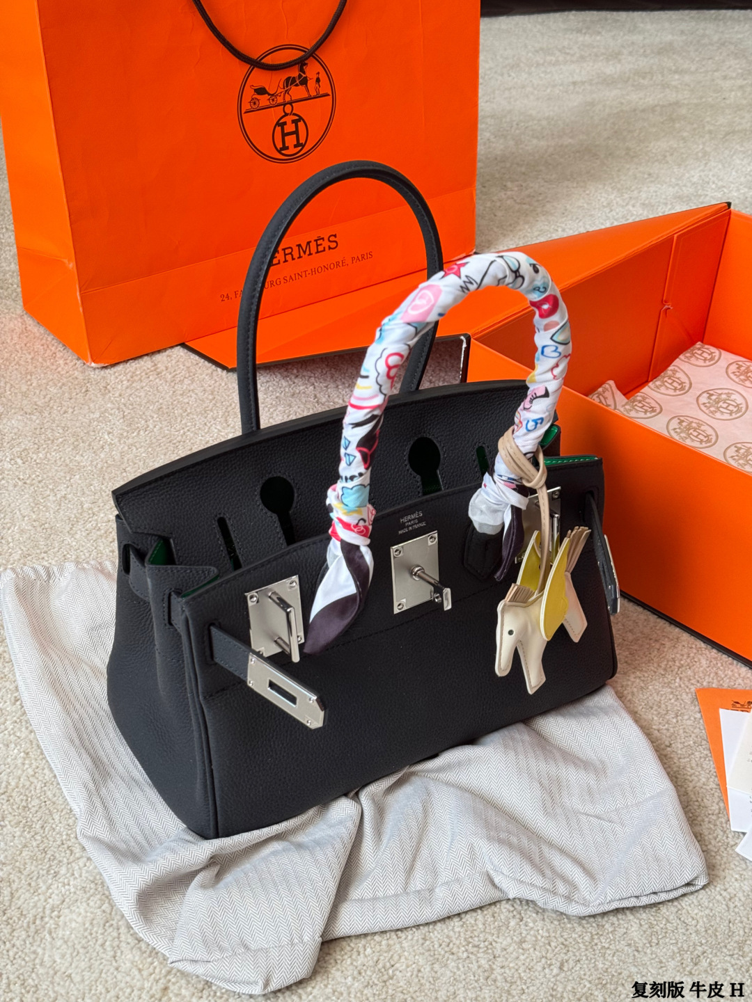 复刻版 头层牛皮 p330 Hermes 爱马仕｜Birkin 铂金包 独家经典火爆出货 纯皮 里外纯皮！集万千宠爱与一身 爱马仕&middot;birkin铂金包 专柜万年不下架 原厂激光五金 各路时尚主播/网红/明星不离手 气质女神爱不释手必备法宝 各种百搭 处处体现时尚品味 畅销多年 新版本新工艺 选材结实有型且皮质超软 里外全皮 油边/走线/五金媲美专柜 注目精湛工艺 感受工匠神韵 品质如图 市场最高版本 随意出入专柜无压力 女神包抓紧购 阳光下颜色偏浅 室内光线暗会深一些 这是常识哦 尺寸：30cm