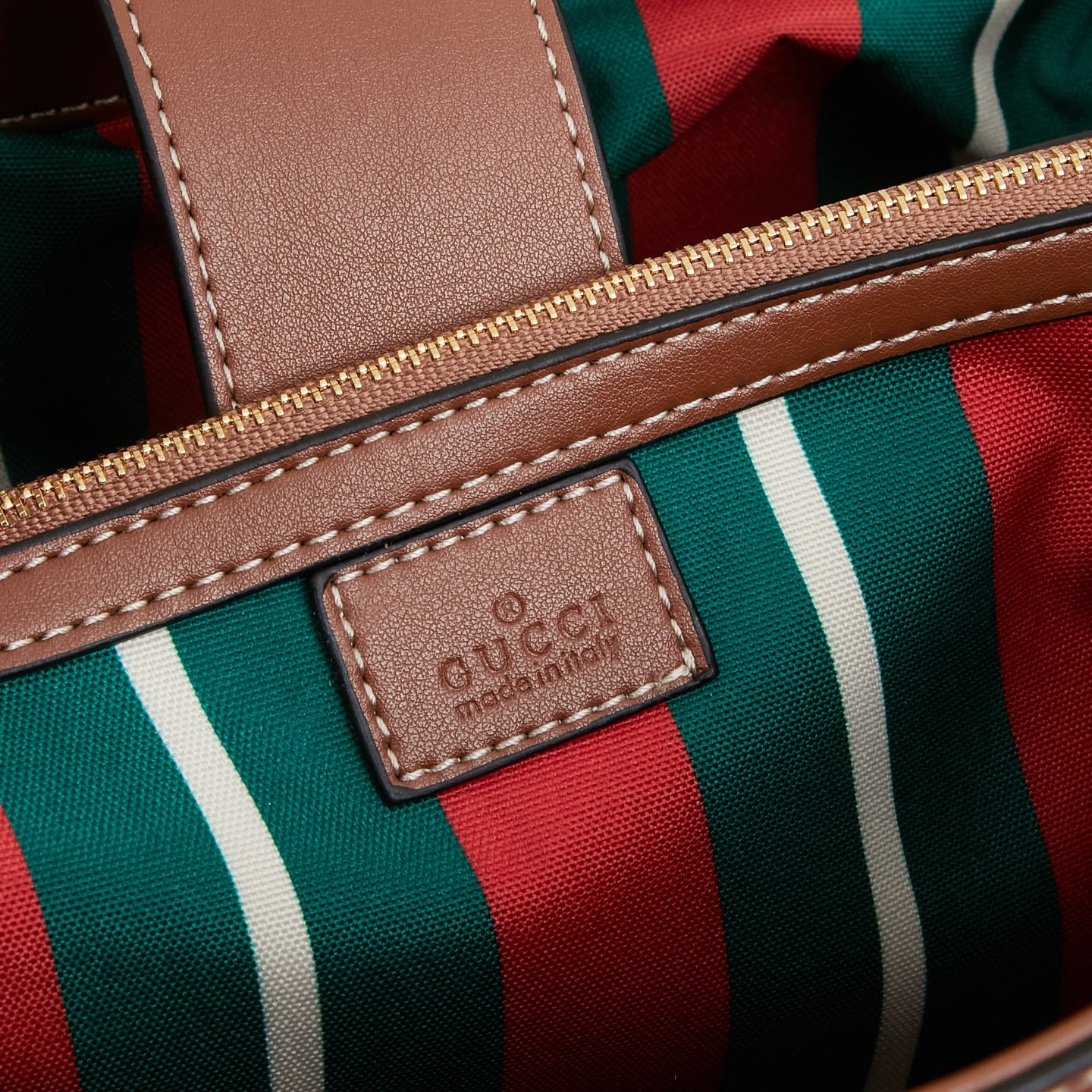 🌟新款上新💰208包邮❗ 🔥2025春夏系列精彩呈献手袋新作！Padlock系列推出多款背携方式多样的时尚包款，为2025早秋系列增色添彩。这款肩背包设有一个带拉链袋的中间隔层，配以织带衬里，让人不禁联想起品牌标志性图案。独家专业十年打造专柜顶级品质👏👏 型号🌟839021棕色 尺寸🌟宽29x高23.5x测宽15.5cm