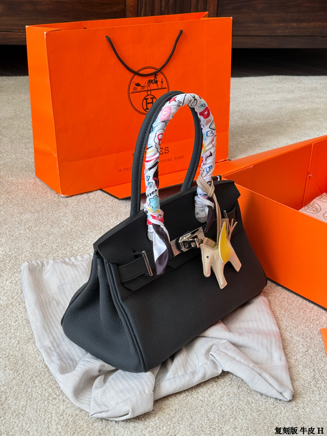 复刻版 头层牛皮 p330 Hermes 爱马仕｜Birkin 铂金包 独家经典火爆出货 纯皮 里外纯皮！集万千宠爱与一身 爱马仕&middot;birkin铂金包 专柜万年不下架 原厂激光五金 各路时尚主播/网红/明星不离手 气质女神爱不释手必备法宝 各种百搭 处处体现时尚品味 畅销多年 新版本新工艺 选材结实有型且皮质超软 里外全皮 油边/走线/五金媲美专柜 注目精湛工艺 感受工匠神韵 品质如图 市场最高版本 随意出入专柜无压力 女神包抓紧购 阳光下颜色偏浅 室内光线暗会深一些 这是常识哦 尺寸：30cm