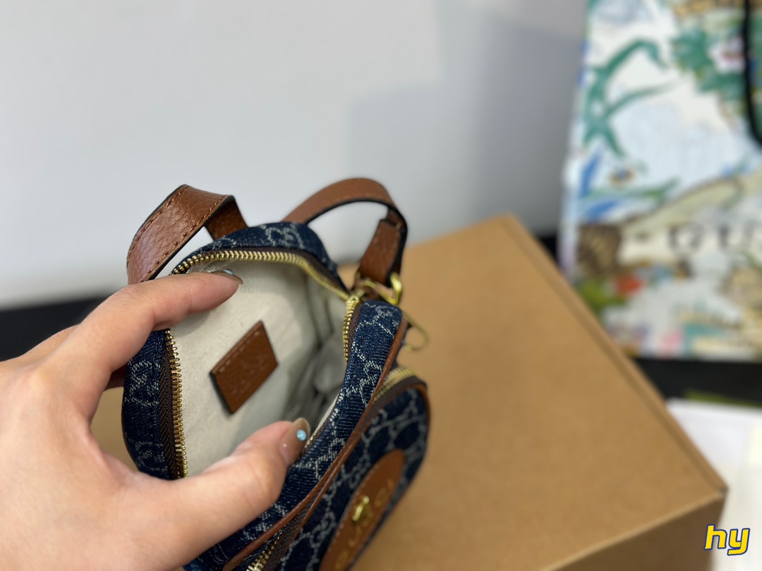 &yen;145全套包装 报告！GUCCI虎头手机包真是太太太可爱了吧 怎么能拒绝x这么一只可可爱爱的小包包呢 GUCCI新出的虎头手机包真是一眼就爱上延续经典的虎头系列 搭配柠檬黄的手柄真的要太夏天老花配色也永远不会过时 最主要性价比真的不要太高！别看是一只手机包容量非常乐观我手机是iphone11promax完全可以装入还有多的空间放纸巾 钥匙等 虽然是男包 女生也完全可以驾驭 推荐推荐！12*18cm