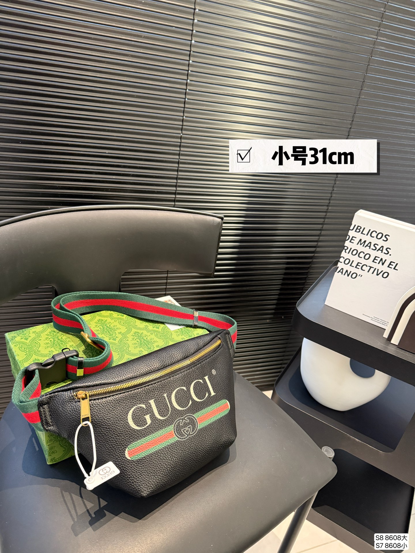 大号P90 小号P85 酷奇胸包 今年腰包胸包真的超级火 hot到不行的腰包|经典大牌明星同款 胸包重回时尚圈也不是一天两天的事情了，但没想到的是竟然越来越火 胸包不仅仅只是满足功能性的需求 更是为你的时髦度添砖加瓦 要说胸包最大的优点就是解放双手 把它挂在胸前百搭无压力 超多时髦的人都用它来凹造型了尺寸：大号38 23 小号31 17 货号8608