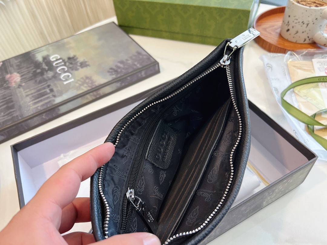 ❤️p115（礼盒包装）❤️牛皮 gucci 男士经典手包 细节实拍这个应该是古驰男士手拿包里面卖的最好的产品之一了第一是因为外表颜值~整体经典第二是因为大小宽度，非常能装东西 车钥匙、家里钥匙，大串大串地都没问题~日常办公材料啊甚至鼠标也是可以的! 性价比特别高~非常推荐!尺寸28.18