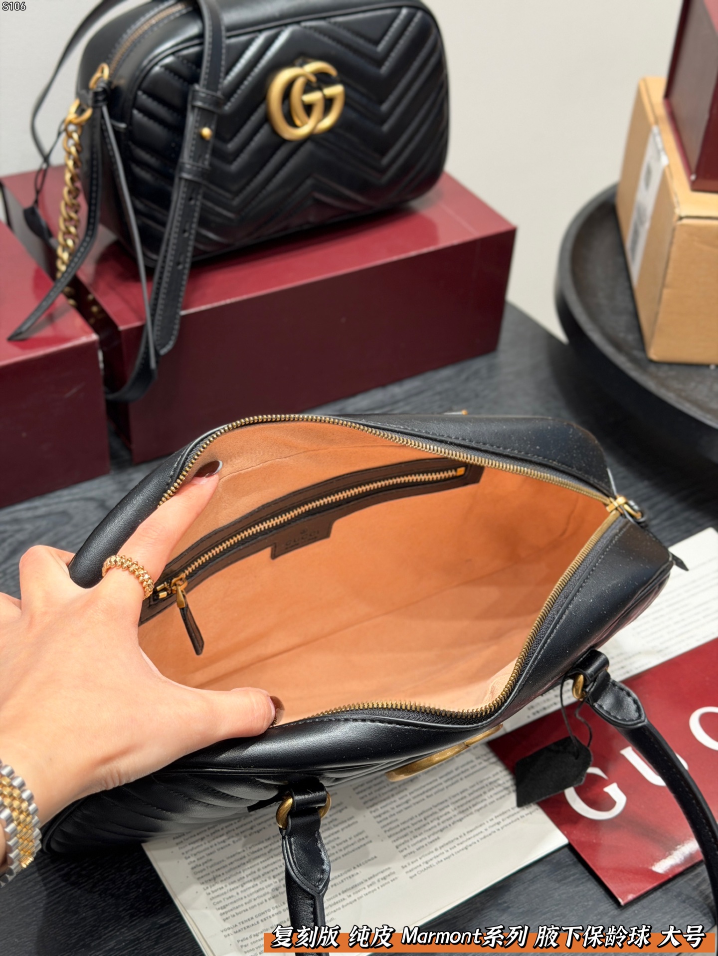 P150 礼盒包装🎁 复刻版 纯皮！ Gucci GG Marmont保龄球包腋下马蒙包，黑色波浪纹绗缝皮革+金色双G标志，简约又超有辨识度。 手提or腋下背都OK，通勤，出街都很百搭!皮革柔软耐用，容量刚好，日常用品轻松装下。 尺寸 大号35*16cm