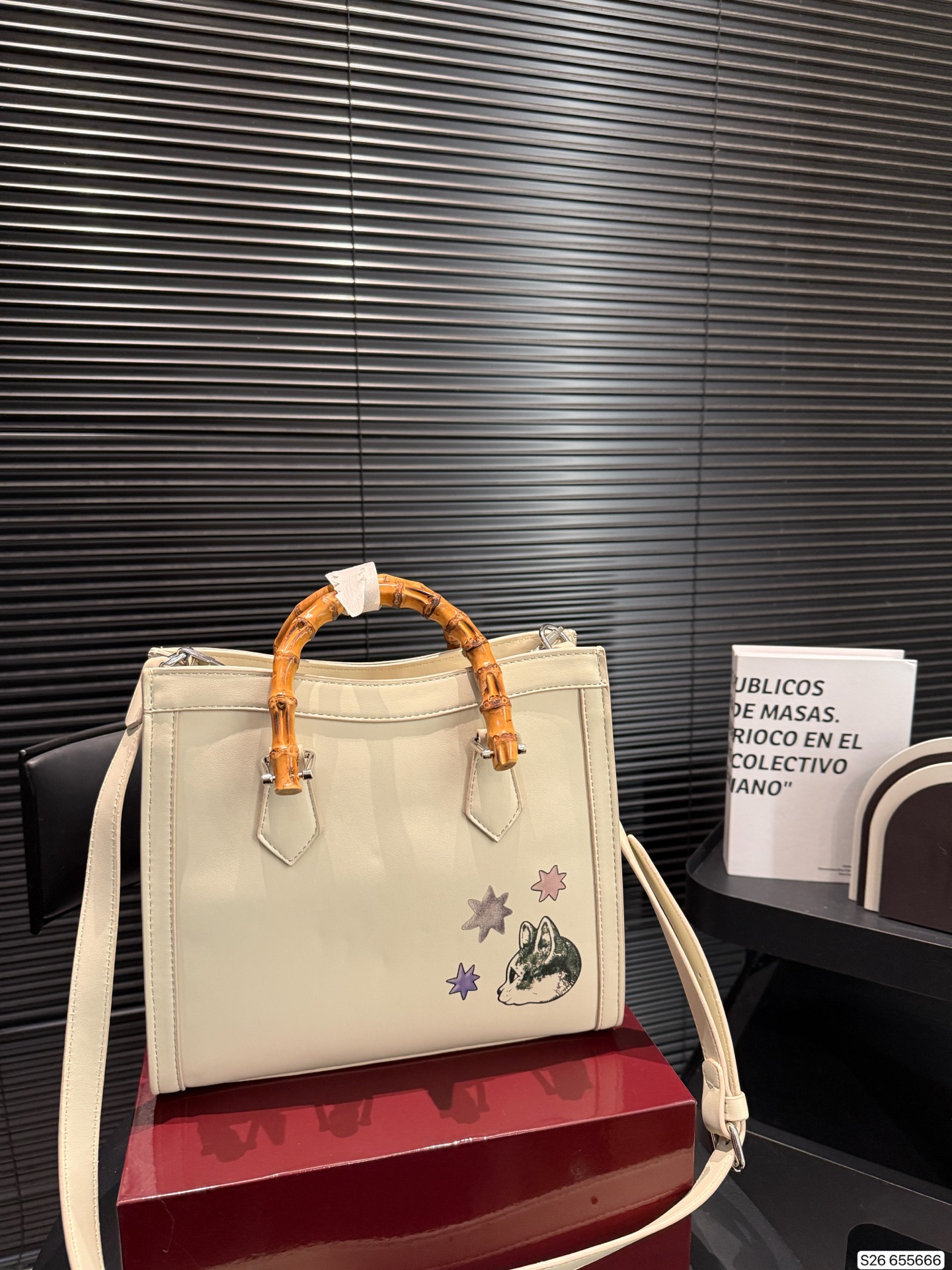 P180 配折叠盒子 酷奇 竹节手提Gucci Diana购物袋 最新系列，这个款复古韵味特别浓，对版五金 原版内里！上身效果也超赞，主要以精致特别的五金来提升整体质感。尺寸：27 24 货号655666