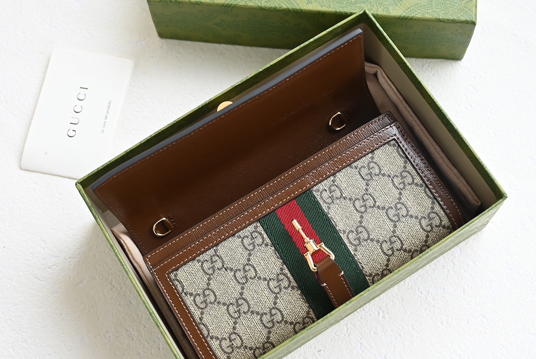 💰328包邮‼️ 😊 GG Jackie1961系列链条包 喜欢小链条包首选是 它可以当钱包，也可以当包包 能放12张卡➕完整的大钞，还可以放手机 钱包款加上链条，一个包钱得两个，划算！ 五金扣和链条，包括它的拉链头和D字扣 全部都是用全钢五金⚠️ 原厂皮➕原厂对色牛仔料 别看它小小一个，伺候着它的都是高级货❗️ Size：19&times;10&times;3.5cm #652681m