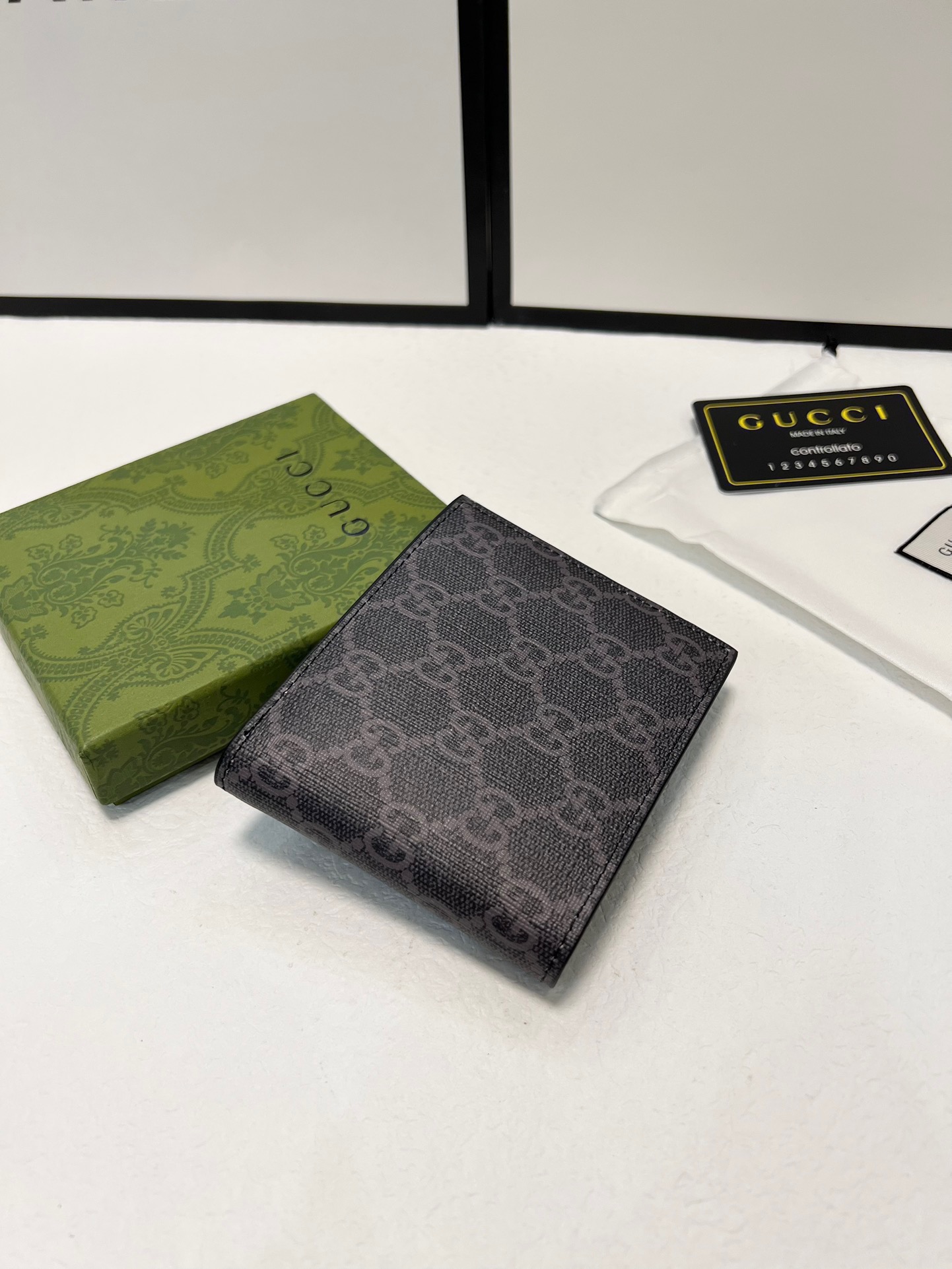 P70🎀颜色 黑 咖🎀尺寸 11x10🎀型号 451268🎀GUCCI最新爆款印花短夹钱包🐝小蜜蜂出货，官网同步🔥火爆登场🔥精致手工制作