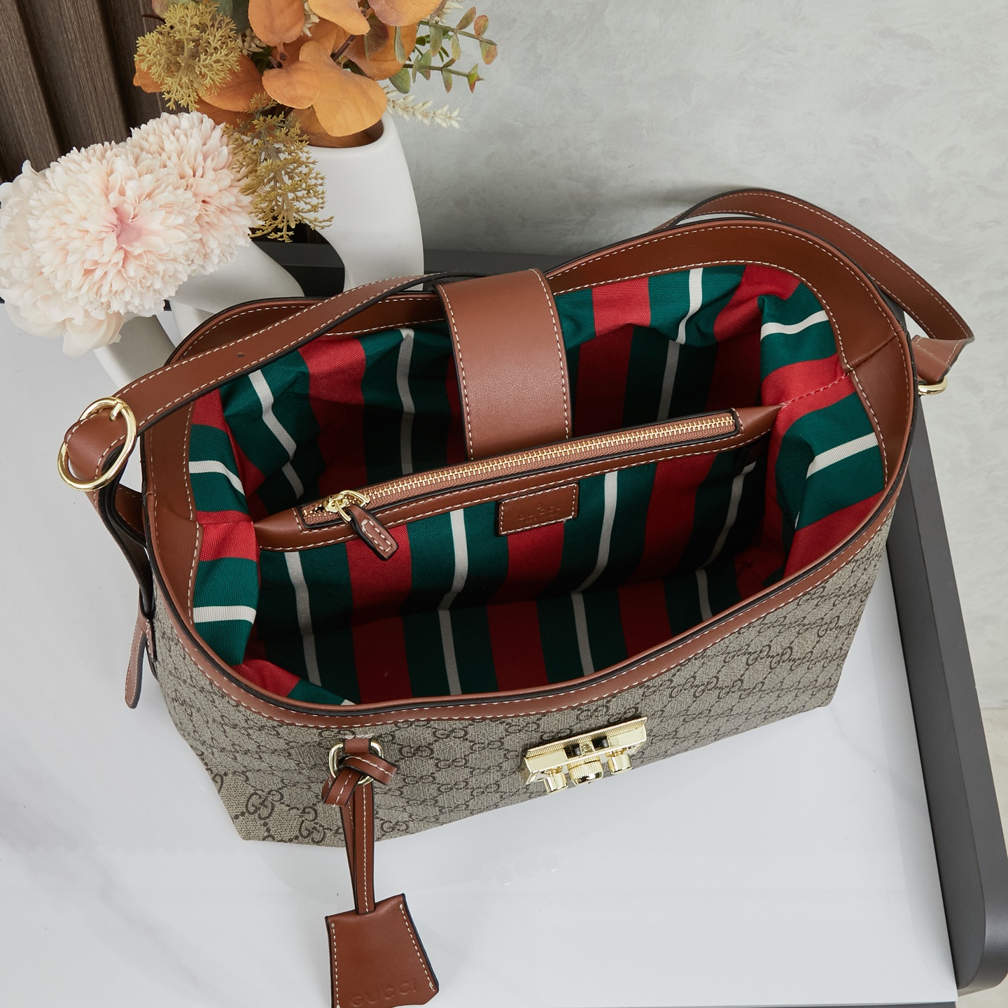 🌟新款上新💰208包邮❗ 🔥2025春夏系列精彩呈献手袋新作！Padlock系列推出多款背携方式多样的时尚包款，为2025早秋系列增色添彩。这款肩背包设有一个带拉链袋的中间隔层，配以织带衬里，让人不禁联想起品牌标志性图案。独家专业十年打造专柜顶级品质👏👏 型号🌟839021棕色 尺寸🌟宽29x高23.5x测宽15.5cm