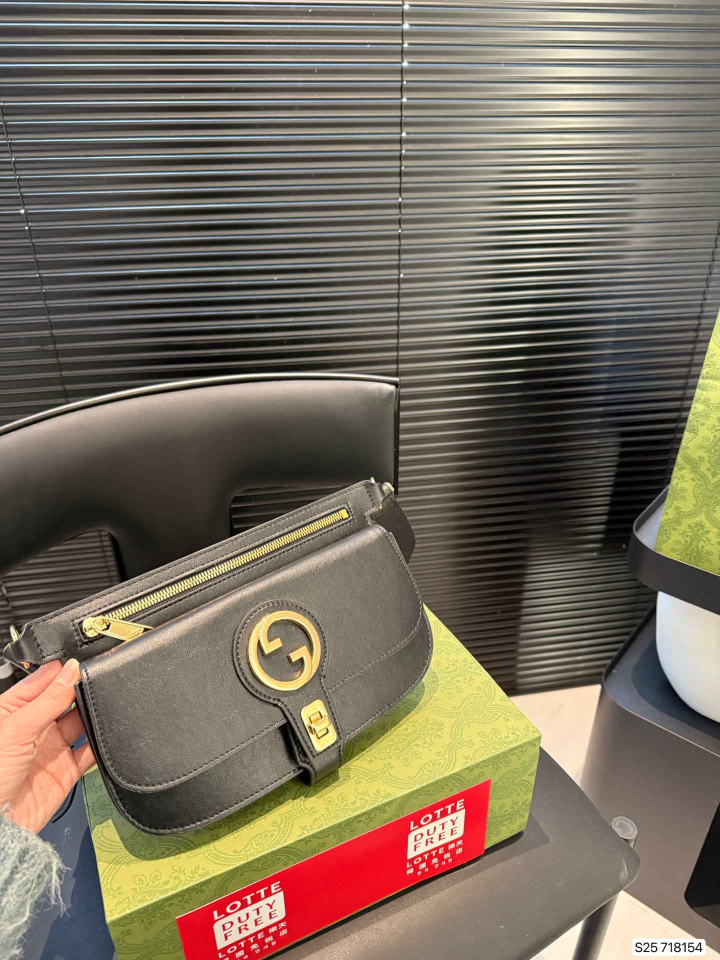 P175 配飞机盒折叠盒子 酷奇胸包 颜值特别高 低调不失优雅 谁背谁好看 男女通用 尺寸23.5 16 货号718154