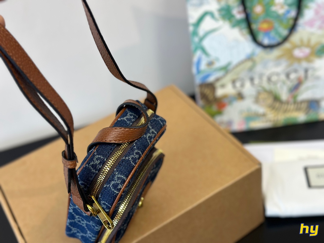 &yen;145全套包装 报告！GUCCI虎头手机包真是太太太可爱了吧 怎么能拒绝x这么一只可可爱爱的小包包呢 GUCCI新出的虎头手机包真是一眼就爱上延续经典的虎头系列 搭配柠檬黄的手柄真的要太夏天老花配色也永远不会过时 最主要性价比真的不要太高！别看是一只手机包容量非常乐观我手机是iphone11promax完全可以装入还有多的空间放纸巾 钥匙等 虽然是男包 女生也完全可以驾驭 推荐推荐！12*18cm