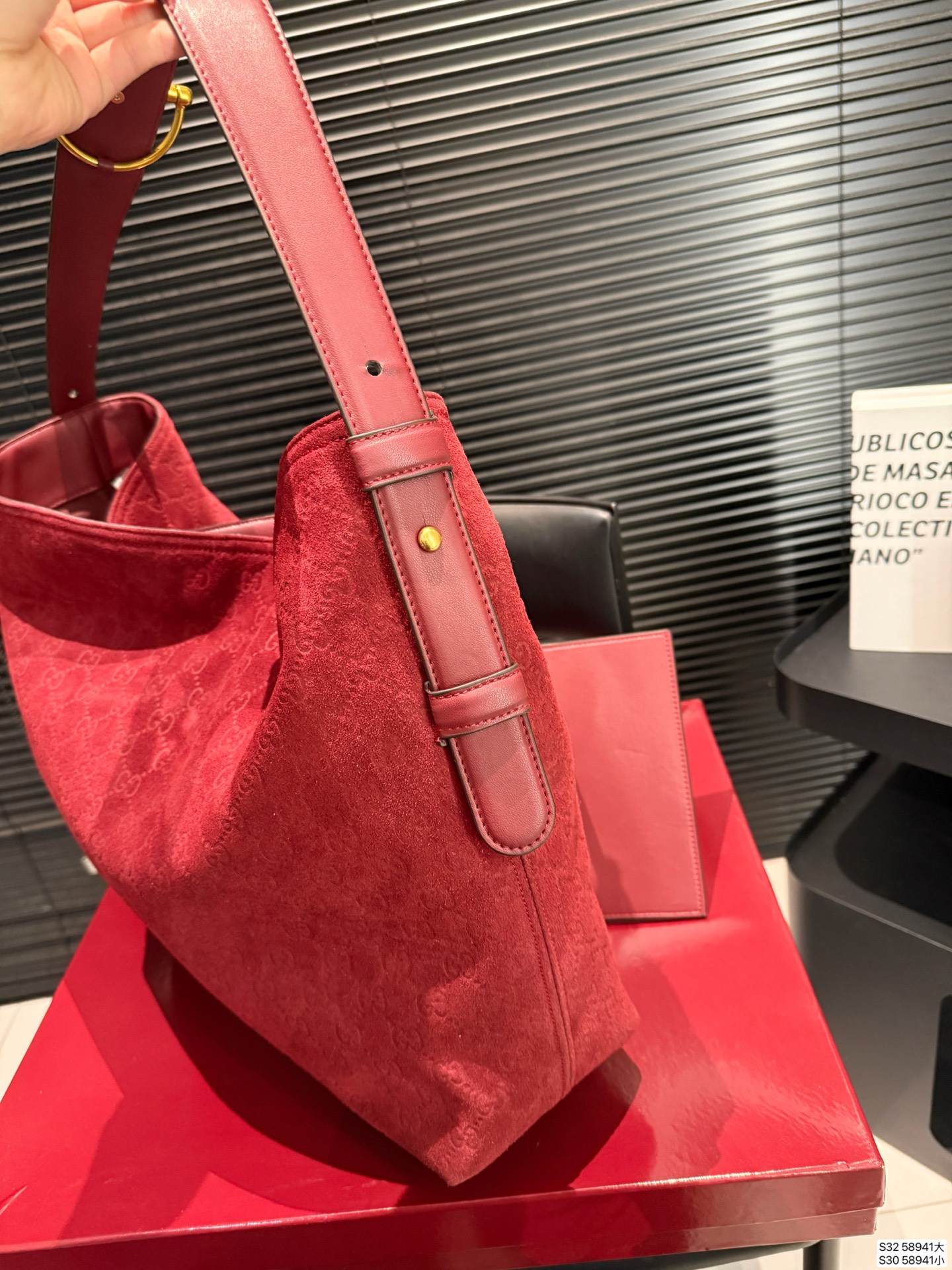 大号P210 小号P200 配盒子 纯皮酷奇Gucci Beatrix 【Gucci bestrix咖啡棕 轻享随行】✨ ▪️ 一抹浓郁咖啡色 沉淀时光的温柔 搭配秋冬焦糖系穿搭 自带高级滤镜 举手投足皆是质感 ▪️ 超轻量设计 重量仅如一部手机 肩颈自在无负担 通勤赶车步履生风 逛街出游轻如 尺寸大40 35 小34 27 货号58941