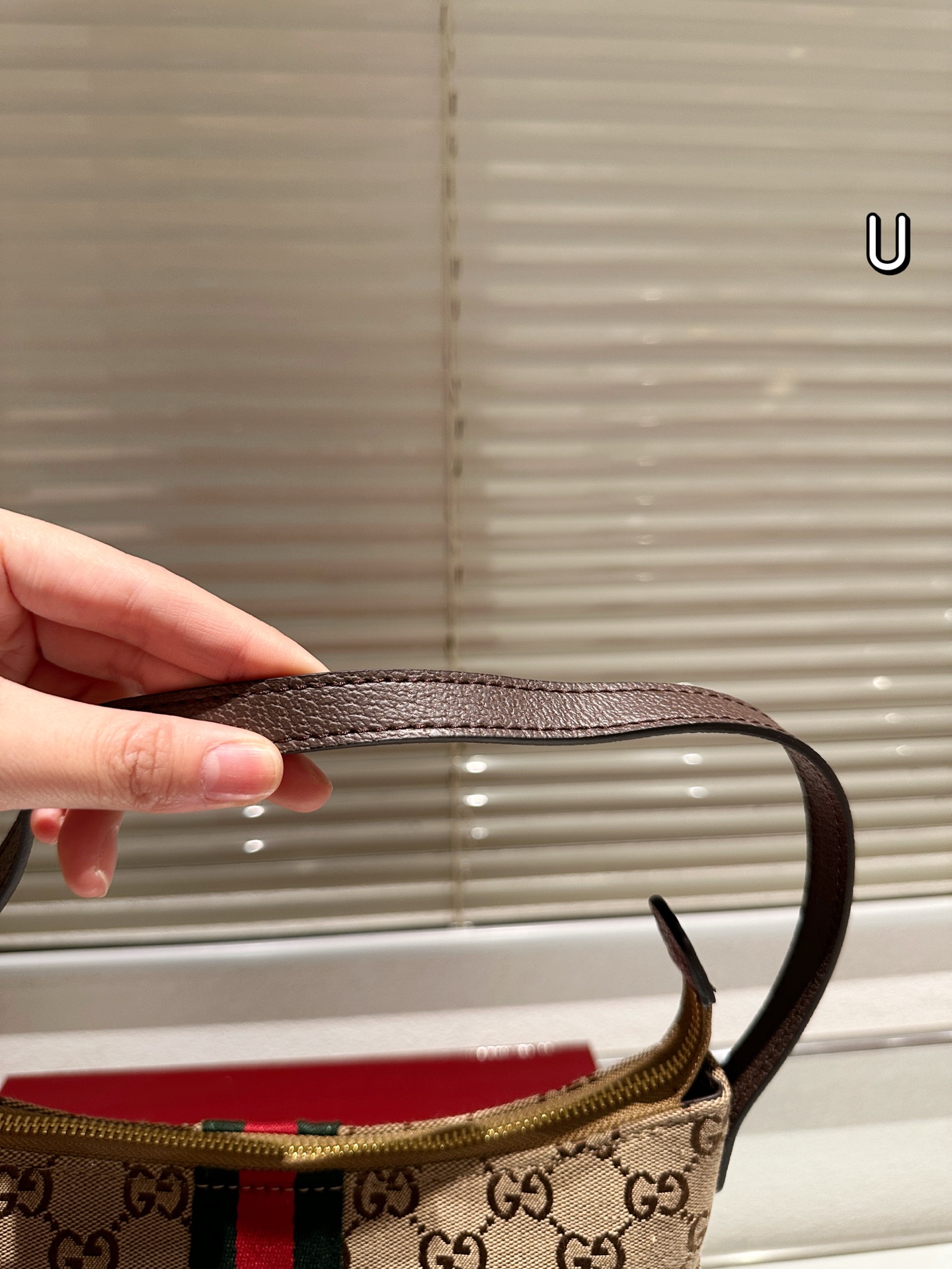 复刻版 P145 Gucci Demna系列迷你单肩包​​ 👜Gucci 迷你单肩包，深棕帆布+双G织带，红绿条纹超有辨识度！复古优雅，迷你尺寸轻便出行，手机钥匙都能装下✨。肩带可调节，单肩斜挎都OK，百搭又实用。灵感来自罗马经典建筑，细节精致，日常通勤或休闲都能轻松驾驭，是Gucci热门入门款，复古控必入！💼 尺寸23.14