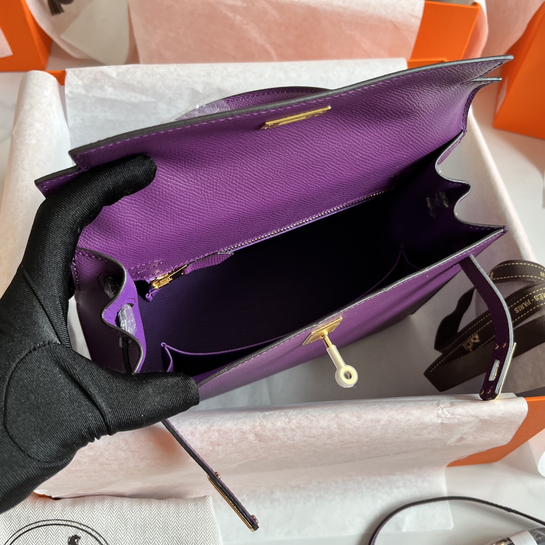 💰328包邮‼️ 25掌纹凯莉 海葵紫 升级版掌纹Kelly‼️ 版型无可挑剔 走线工整细致 让人爱不释手的Epsom掌纹皮 细纹皮料 自重轻 却很耐造硬挺 容易打理 手工烫印logo 25尺寸属于黄金尺寸 配上肩带就能解放双手 全套礼盒包装‼️