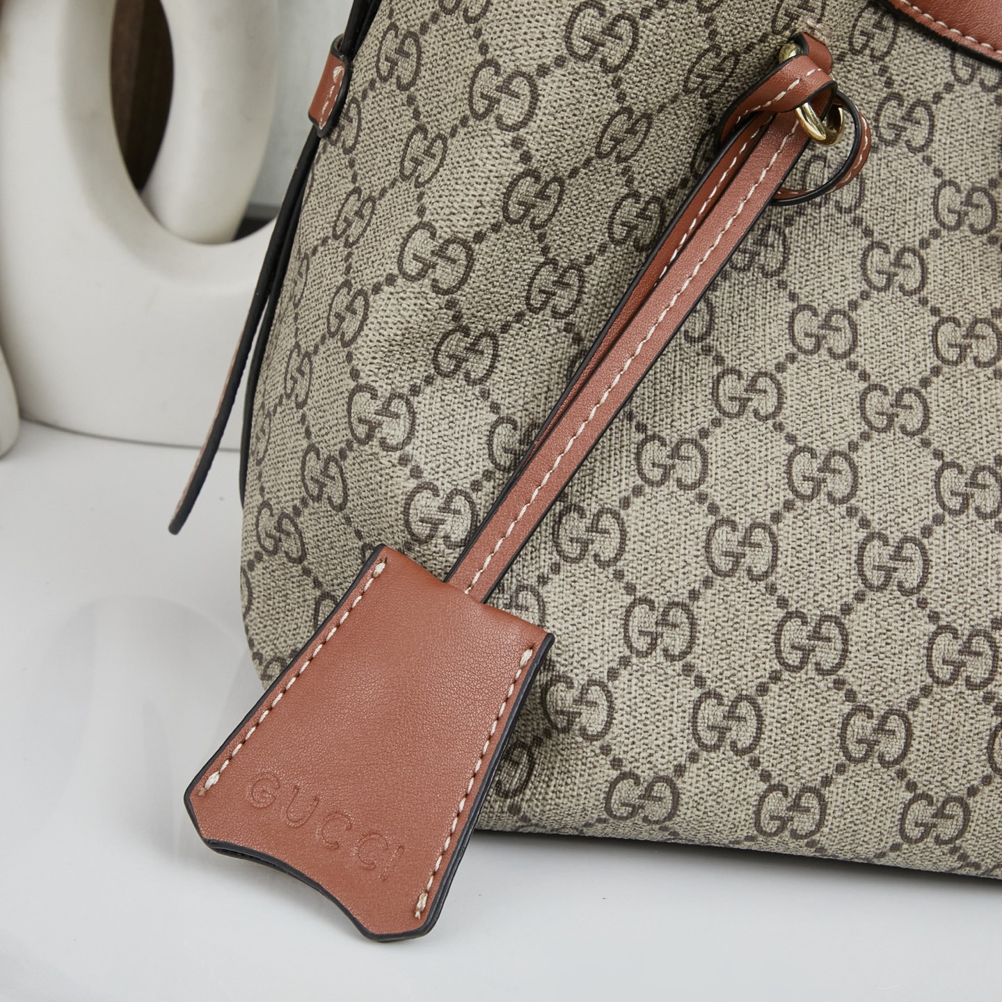 🌟新款上新💰208包邮❗ 🔥2025春夏系列精彩呈献手袋新作！Padlock系列推出多款背携方式多样的时尚包款，为2025早秋系列增色添彩。这款肩背包设有一个带拉链袋的中间隔层，配以织带衬里，让人不禁联想起品牌标志性图案。独家专业十年打造专柜顶级品质👏👏 型号🌟839021棕色 尺寸🌟宽29x高23.5x测宽15.5cm