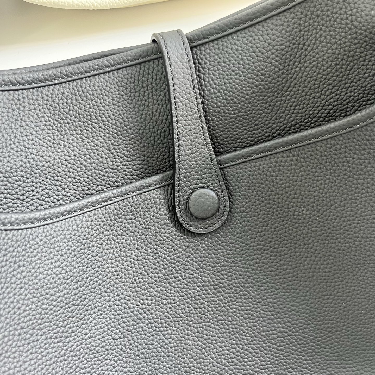 定制版29厘米💰258包邮‼️礼盒➕20 伊芙琳29cm慵懒的刚刚好！ 都说这个包冷门，但实物真的越耐看 ，这款更休闲更飒，百搭随性，简约大气的慵懒感一下子拿捏住了！实用主义者必备大包！容量太nice啦👍 贴心的宽肩带可以减轻重量，放松肩膀～ 多种背法，男女都可驾驭！ 更加适合高个子宝宝哦～随意一挎就能出门 尺寸：29&times;30&times;8cm